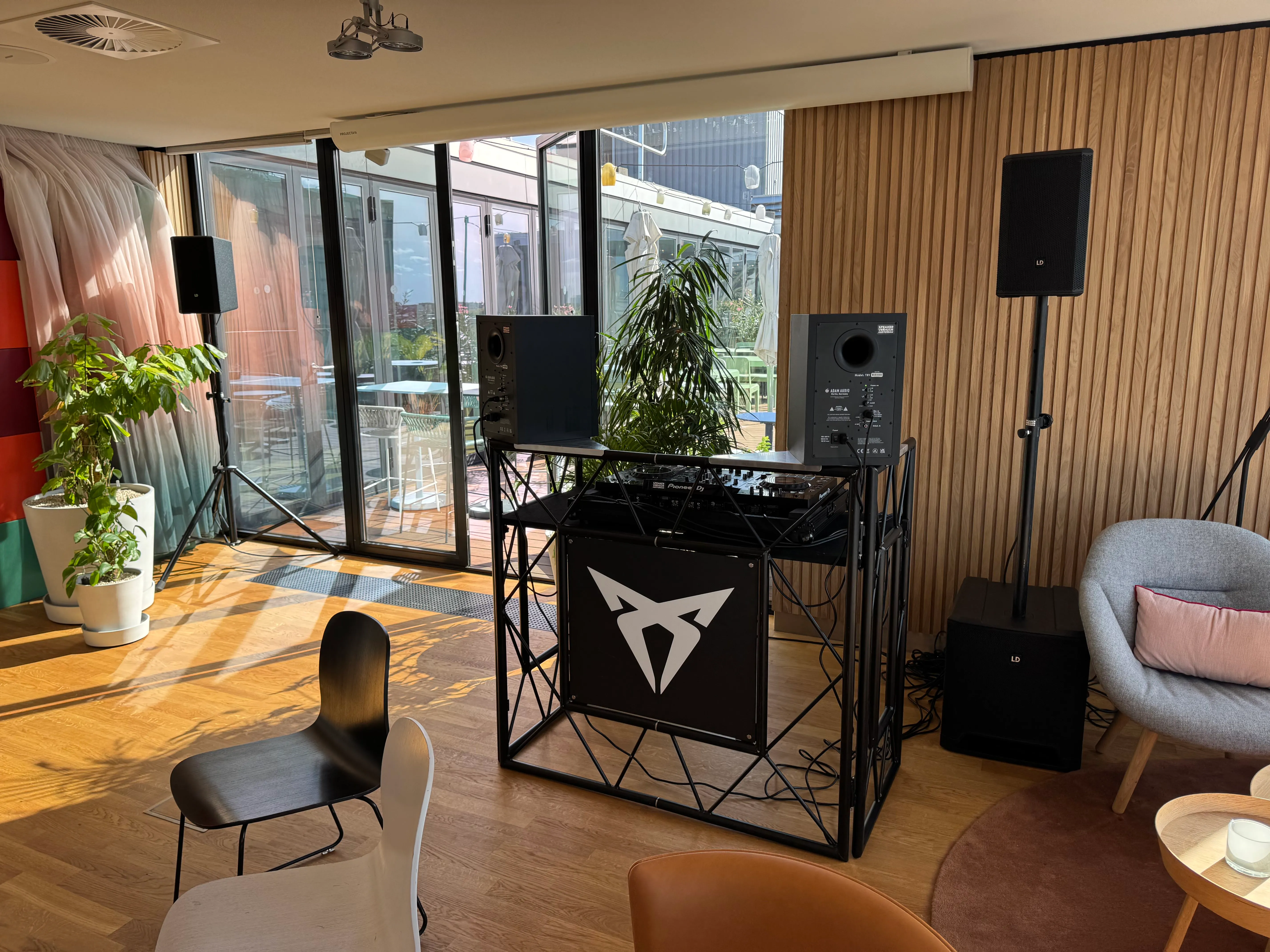 DJ Booth customizen eigen ontwerp logo
