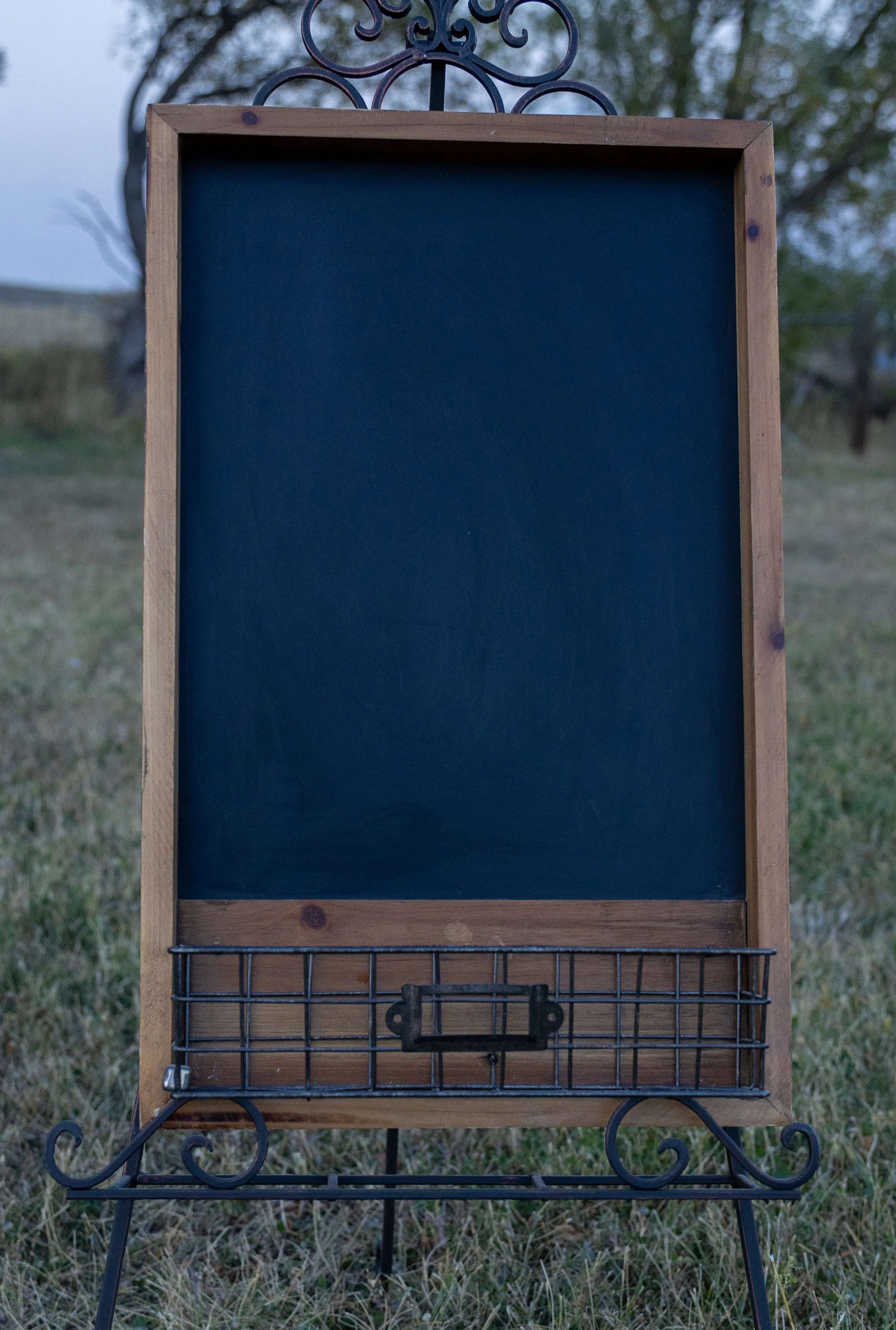 Chaulkboard w/ Wire basket