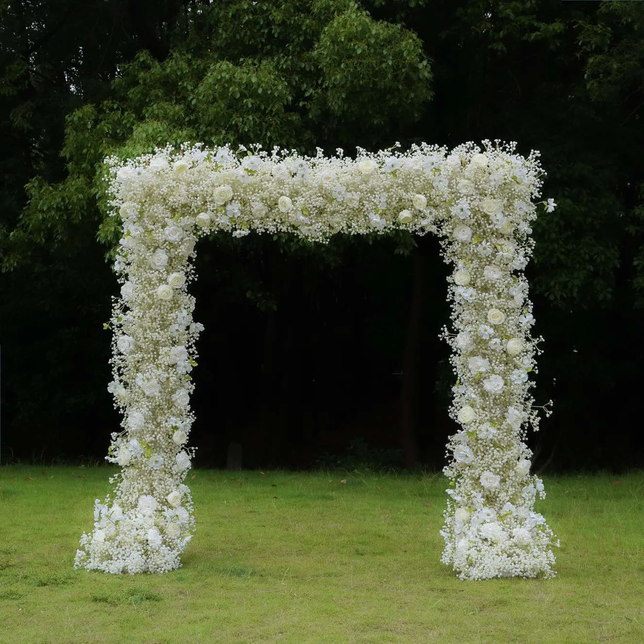 Location d'une arche avec composition florale blanche