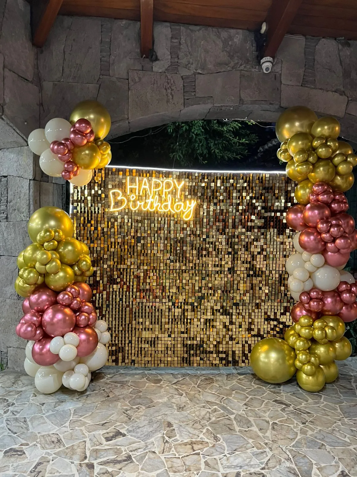 Shimmer Wall con Guirnalda en L deGlobos y rótulo Neon