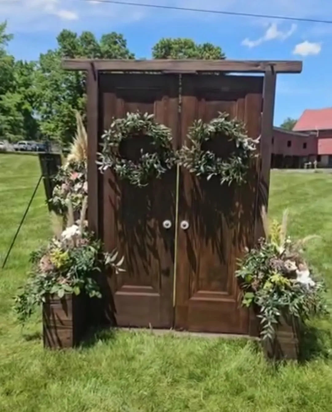 Dark Wood Opening Door set w/flower boxes