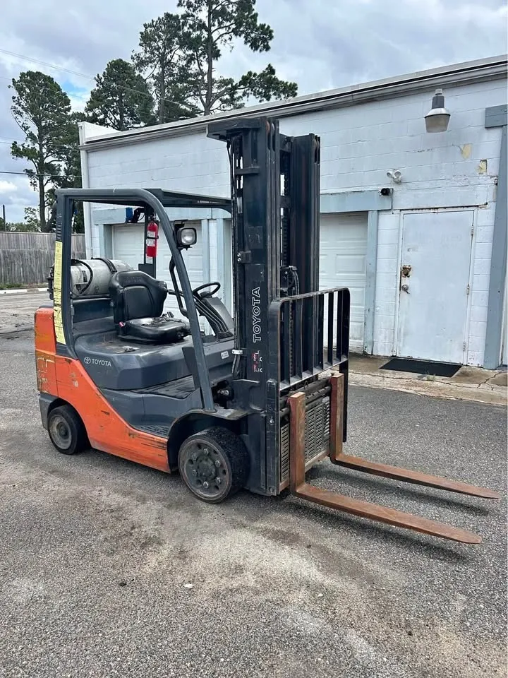 Toyota 8FGU25  :5,000 lb. Gas/LP Warehouse Forklift