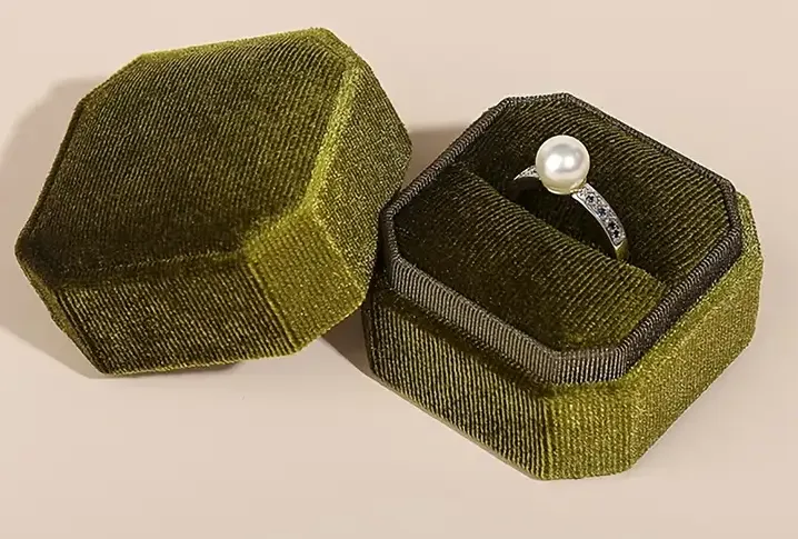 Dark Green Ring Box with one compartment 