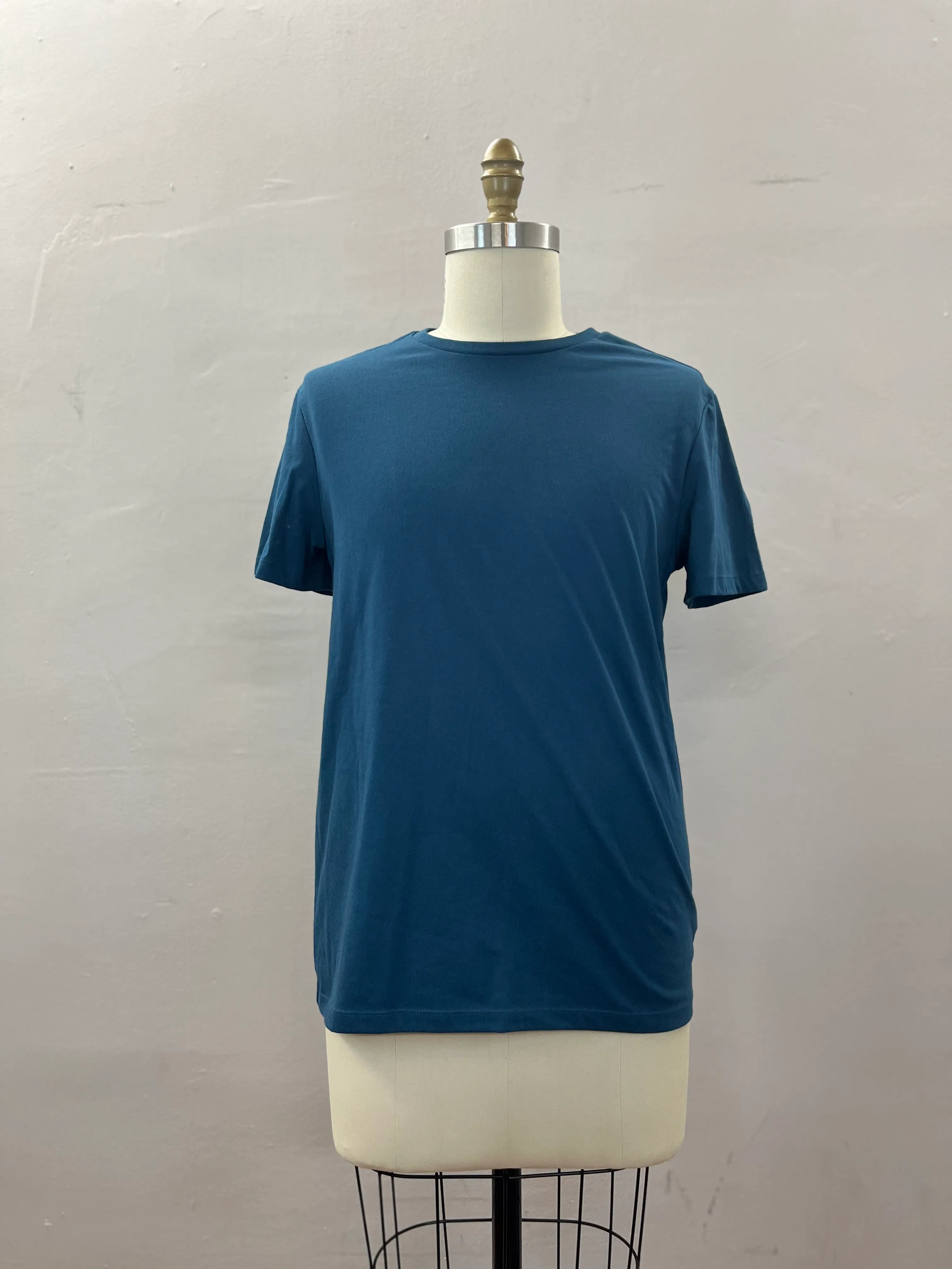 46. MENS TOP SIZE M