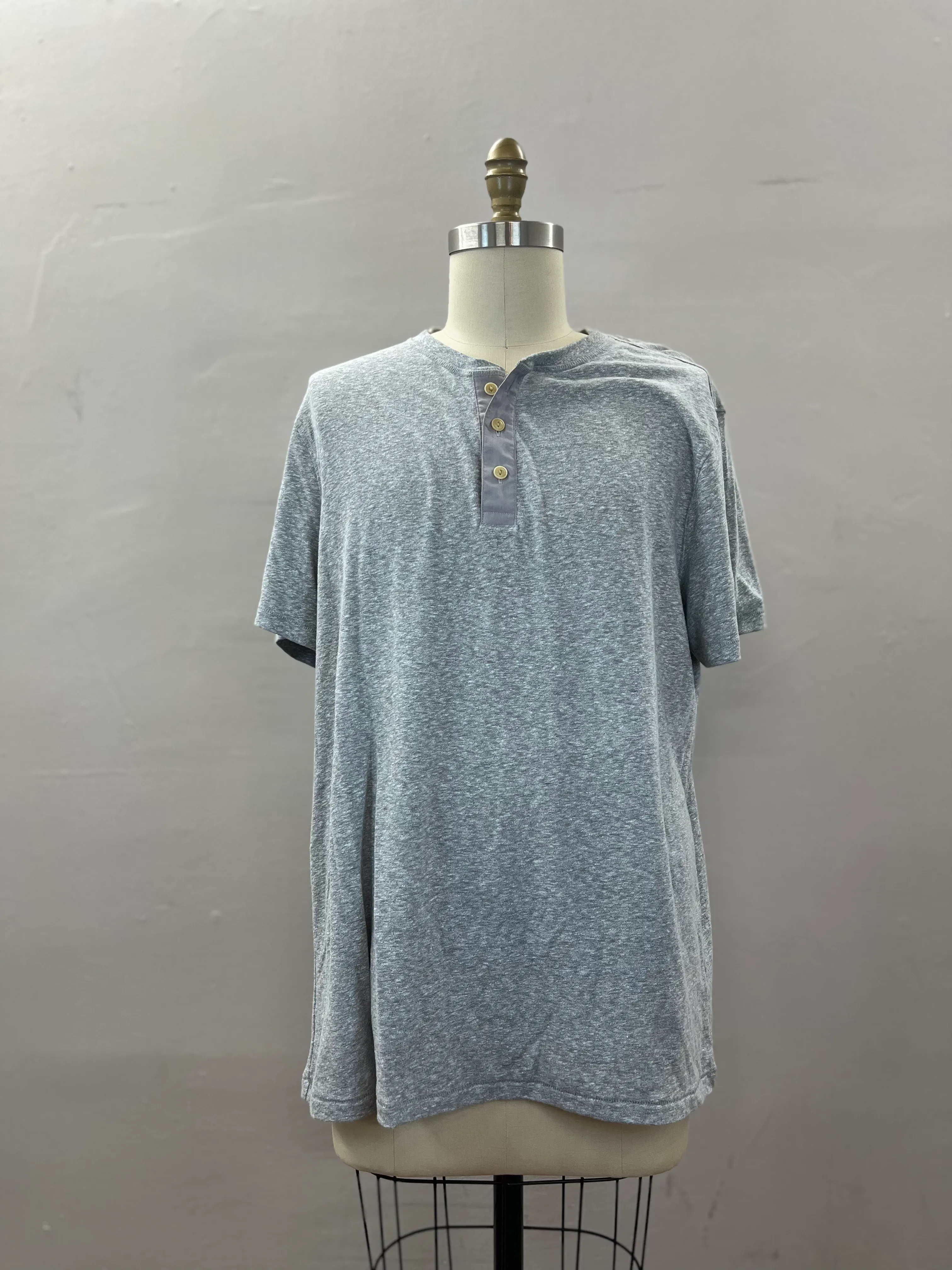 55. MENS TOP SIZE L