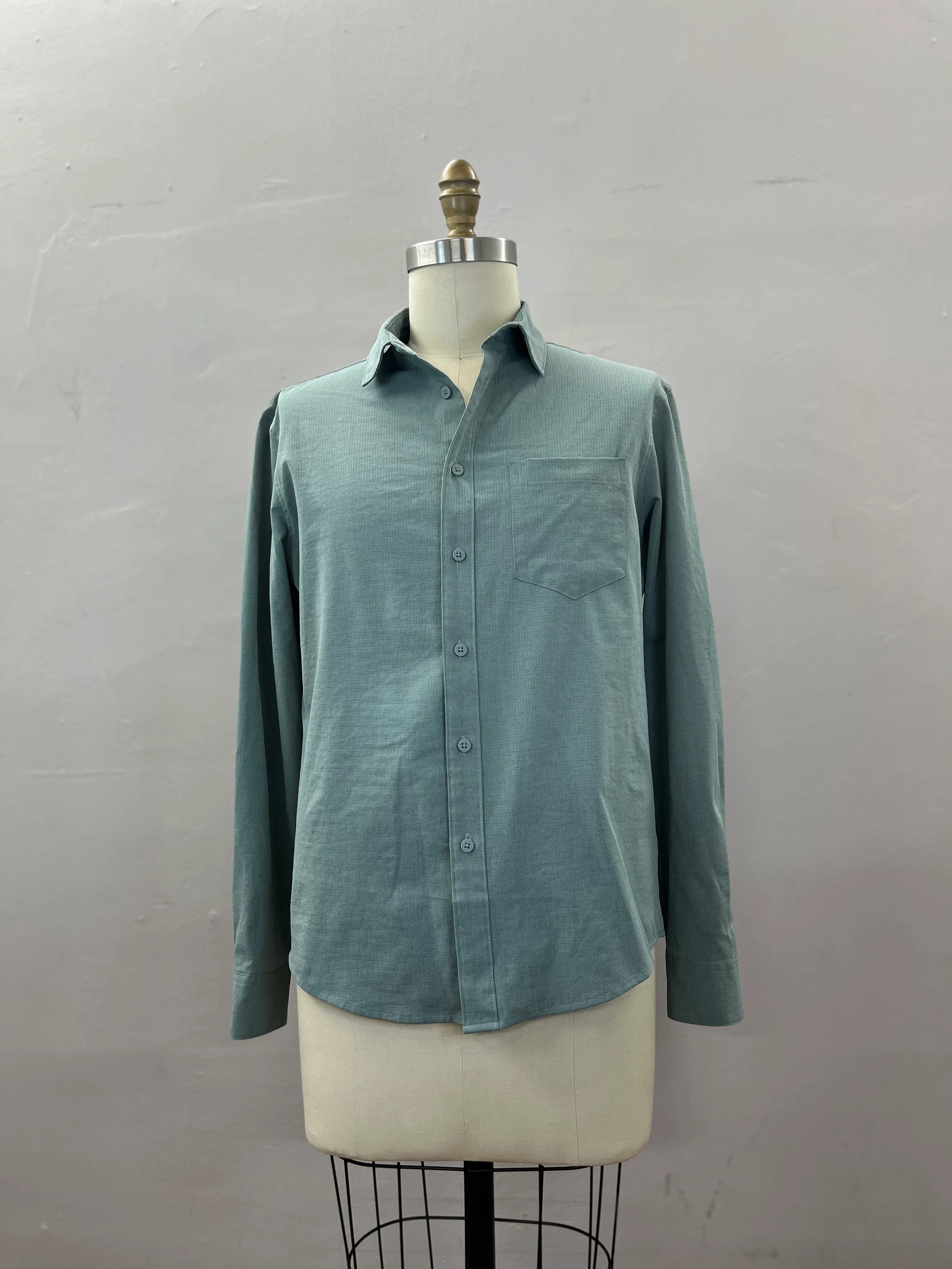 21. MENS BUTTON DOWN SIZE M