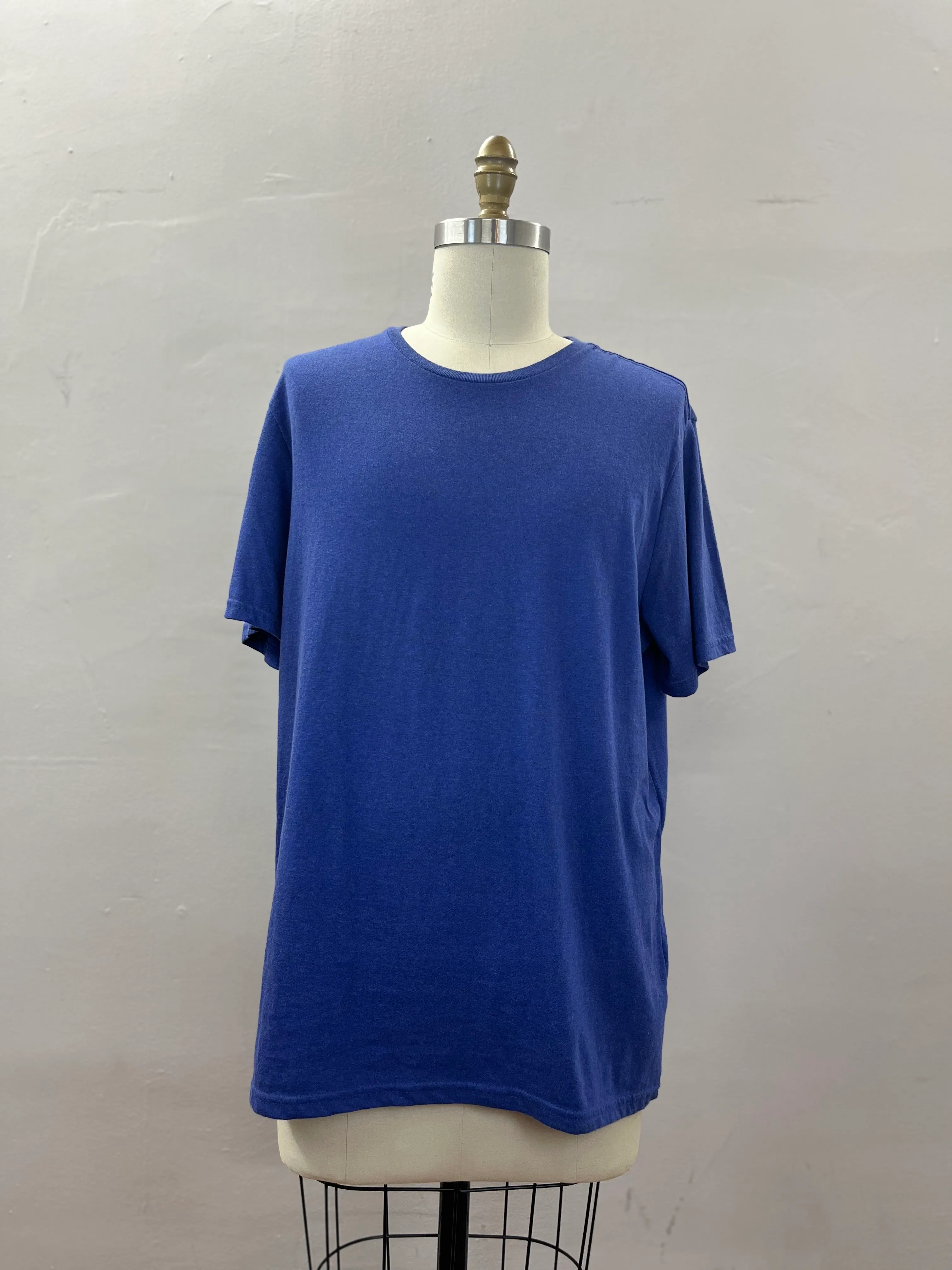 44. MENS TOP SIZE L