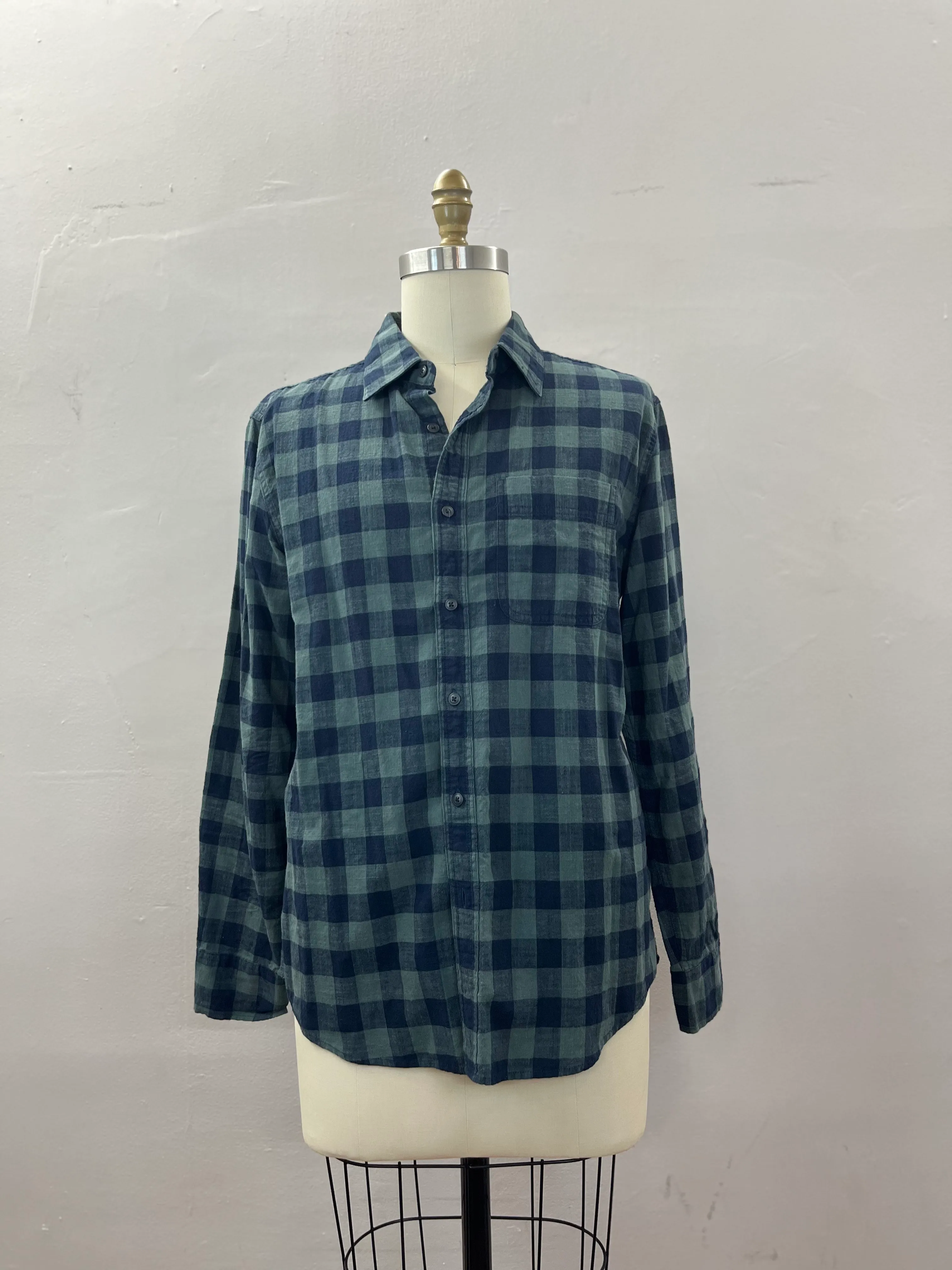 28. MENS BUTTON DOWN SIZE M