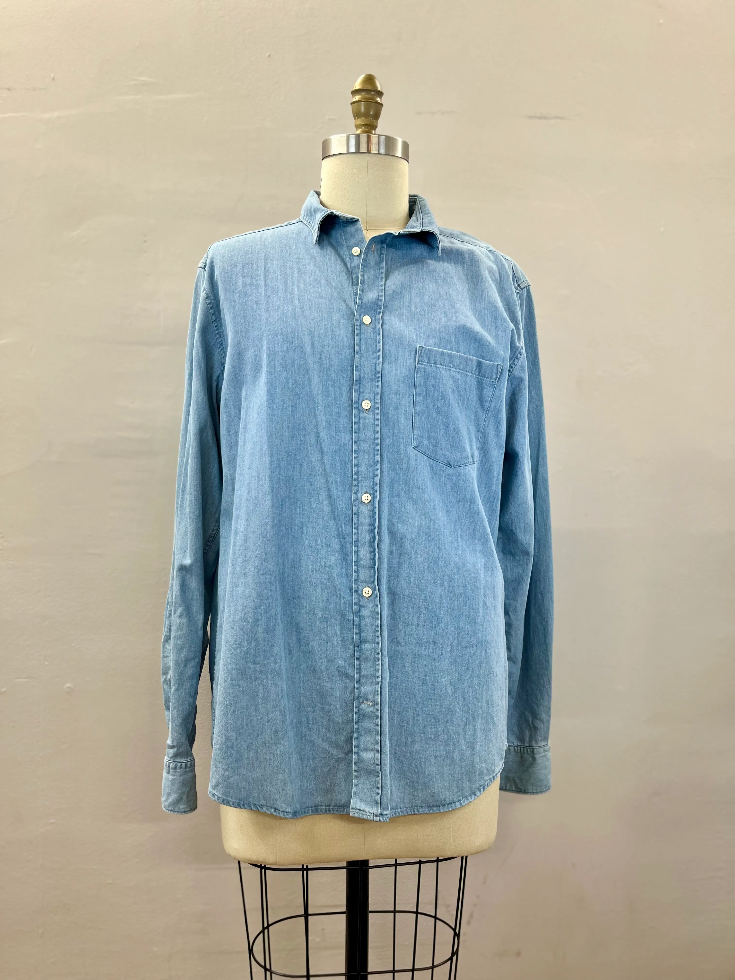 39. MENS BUTTON DOWN SIZE L