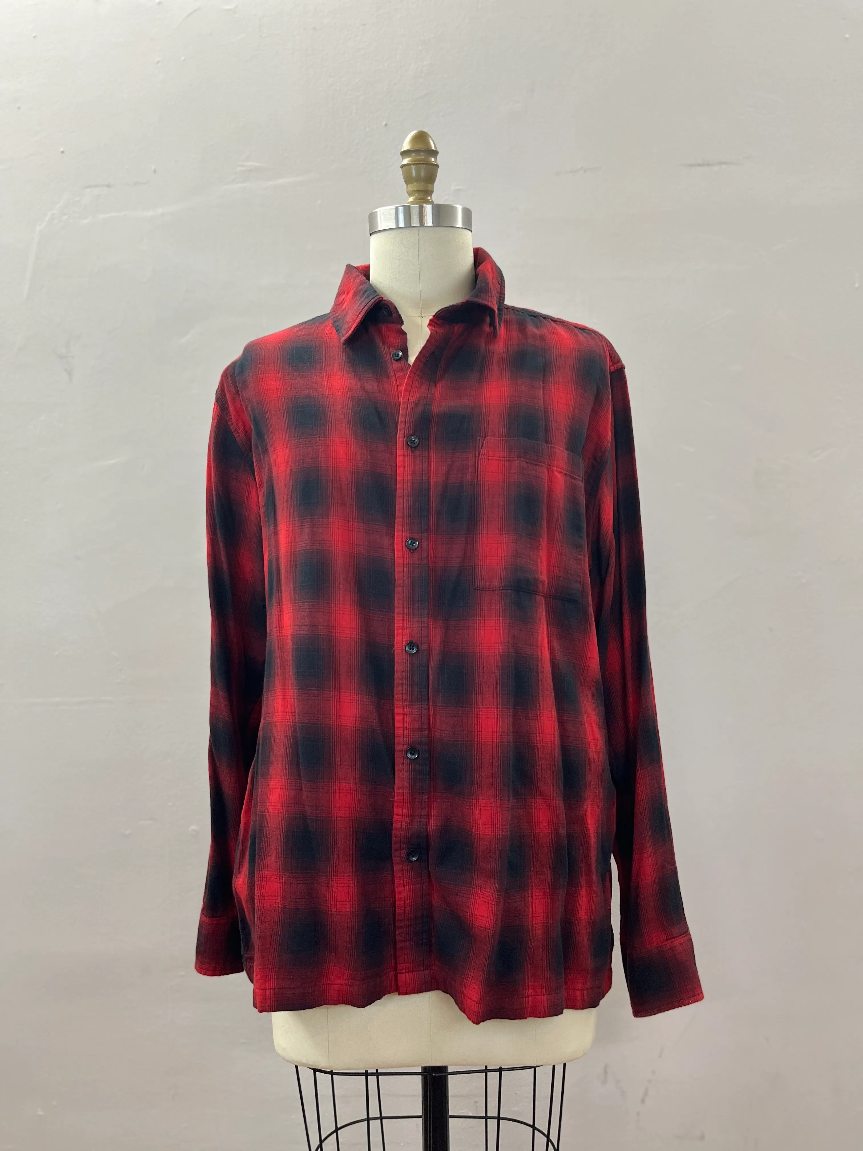 18. MENS BUTTON DOWN SIZE L
