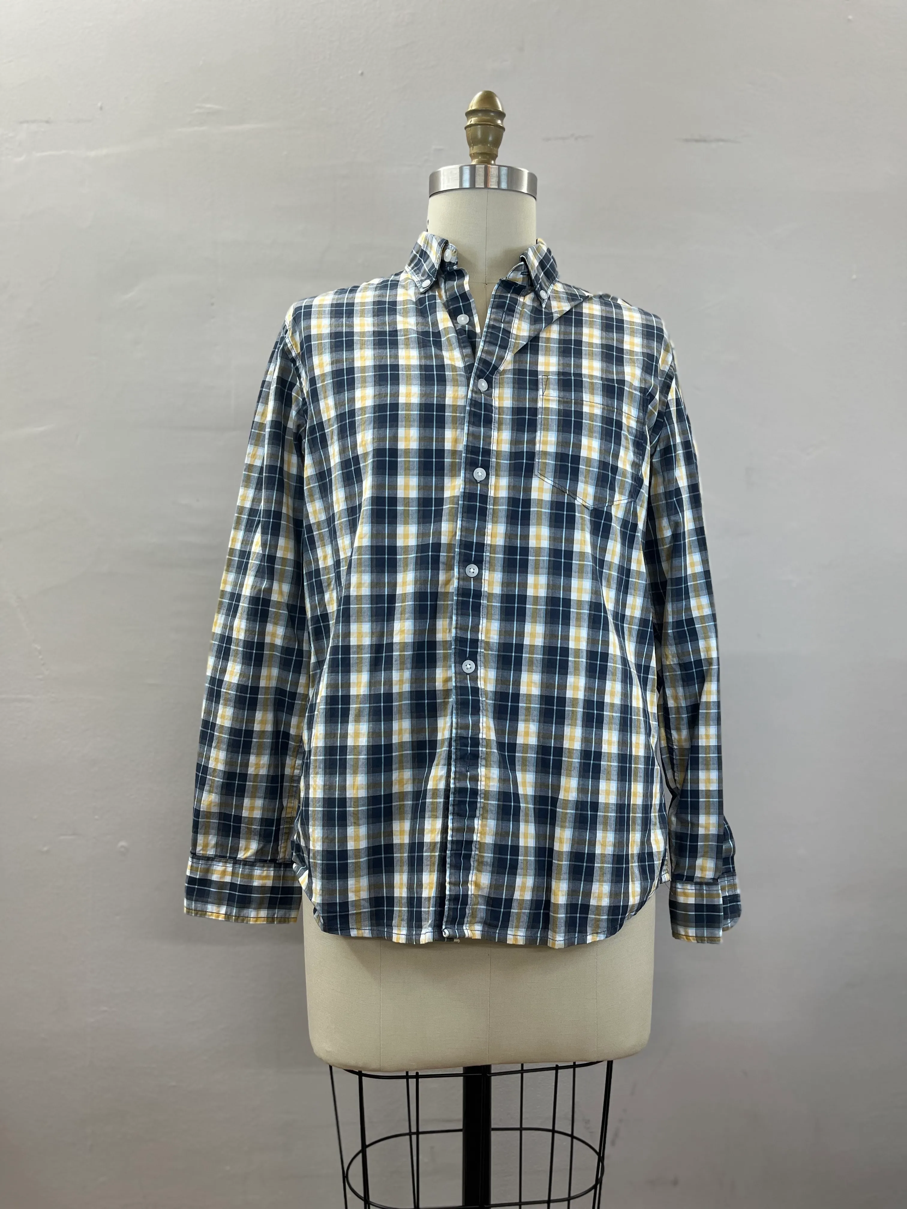 36. MENS BUTTON DOWN SIZE M