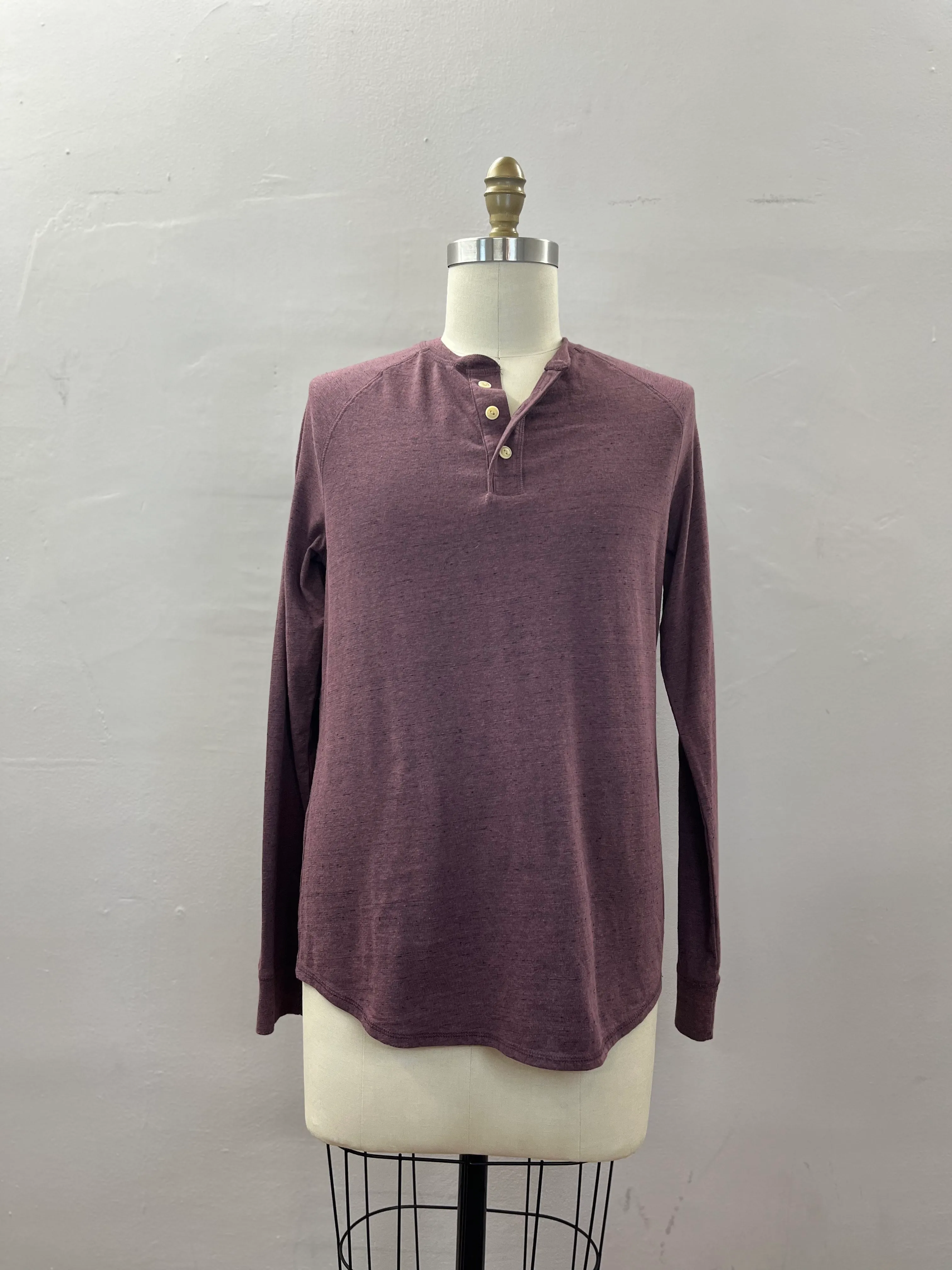 23. MENS TOP SIZE MEDIUM