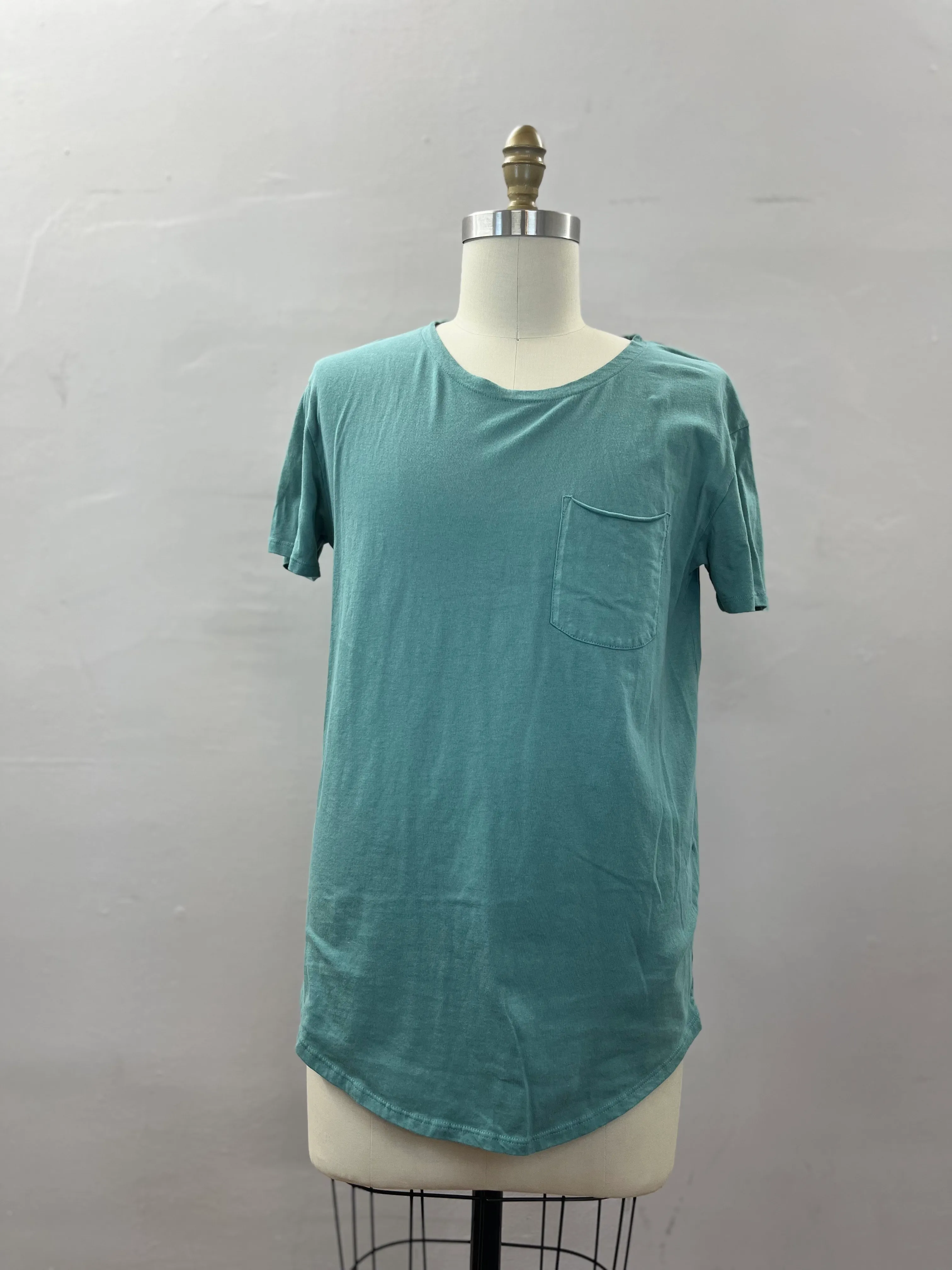 32. MENS TOP SIZE M