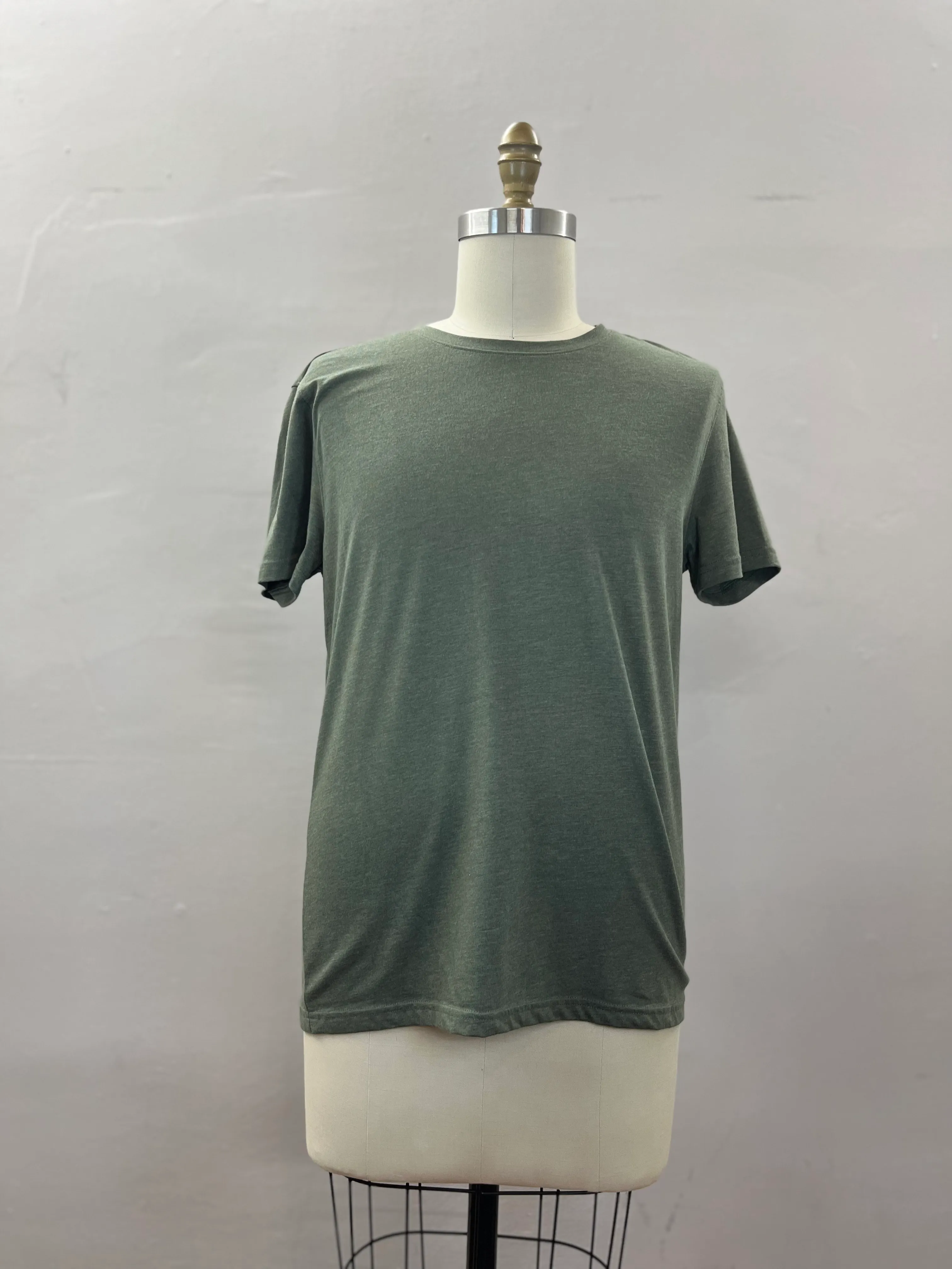 26. MENS TOP SIZE MEDIUM