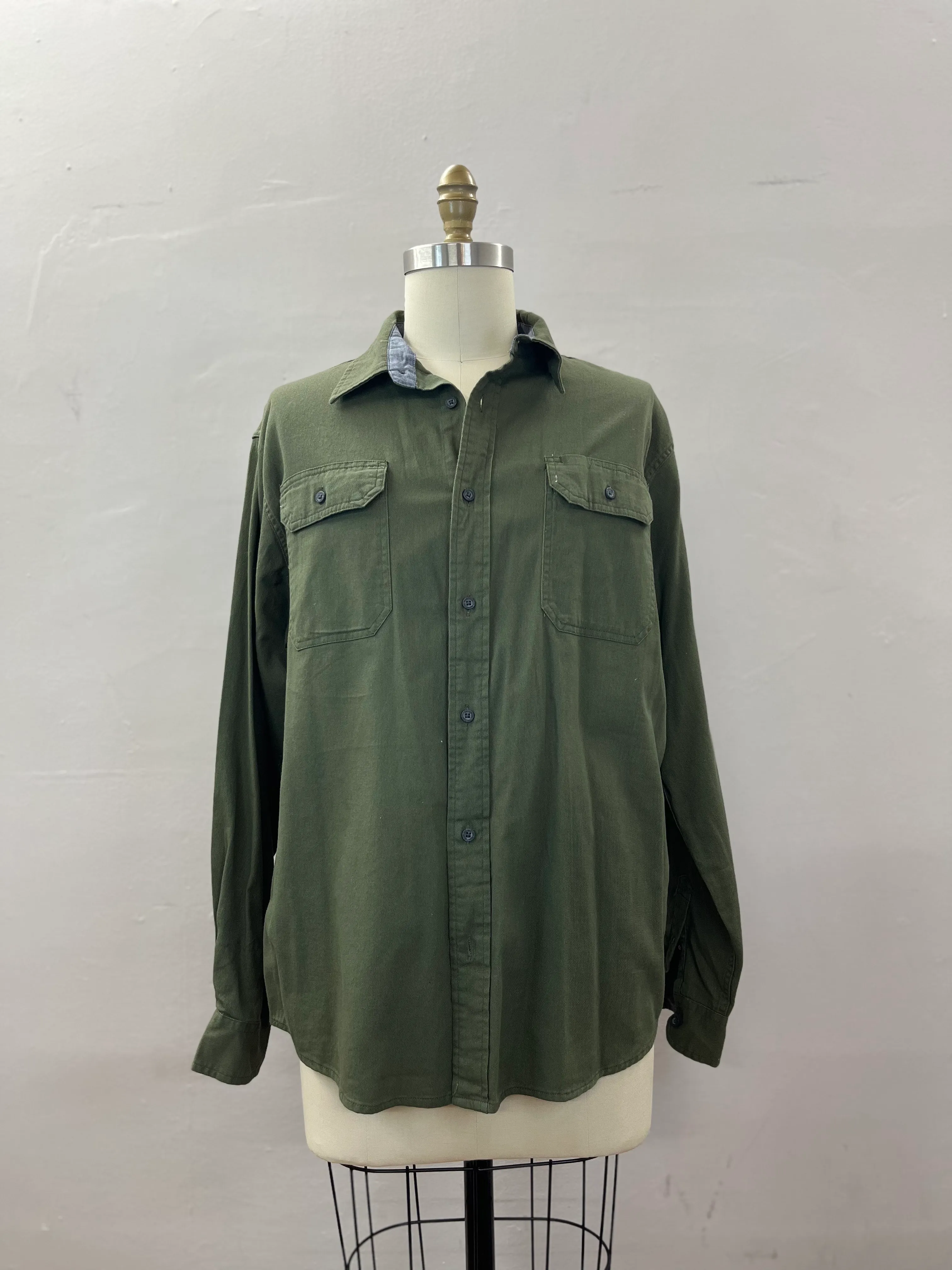 25. MENS BUTTON DOWN SIZE L