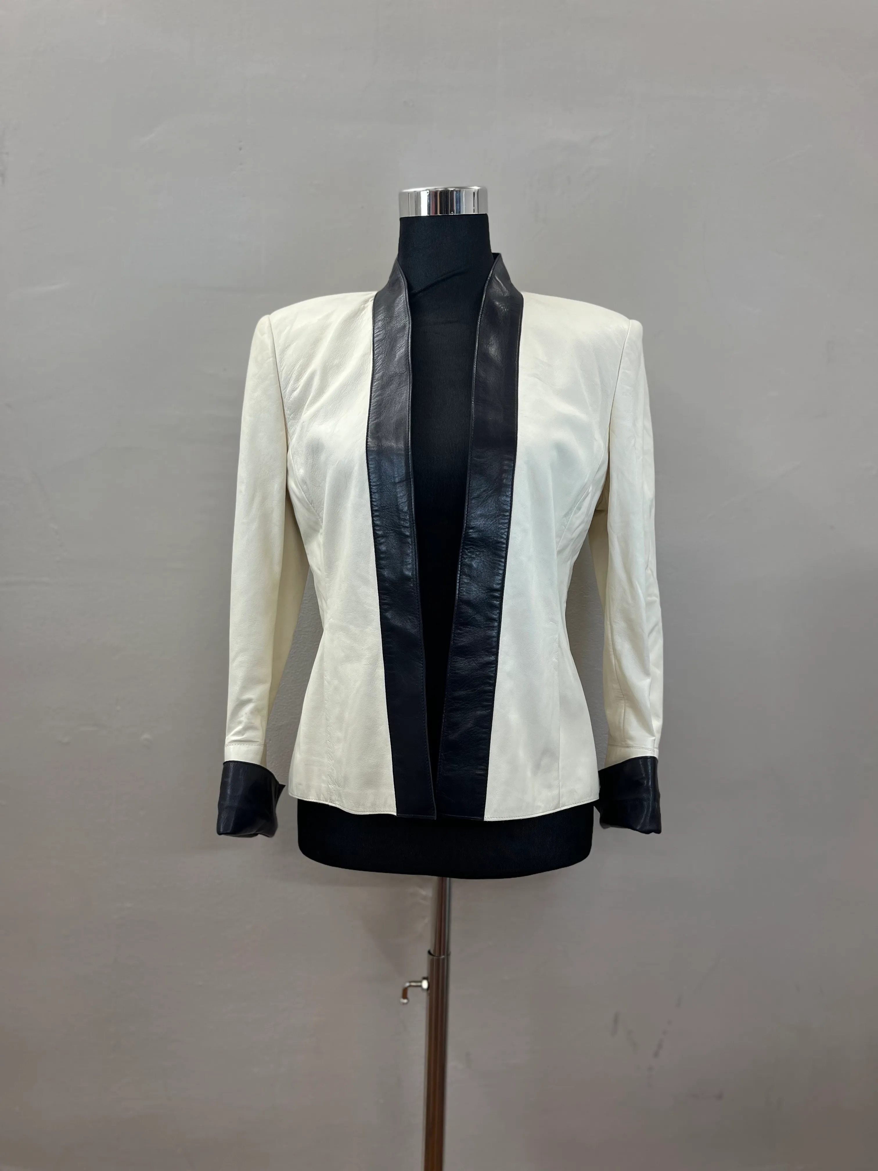 WOMENS AKRIS LEATHER JACKET SIZE 8
