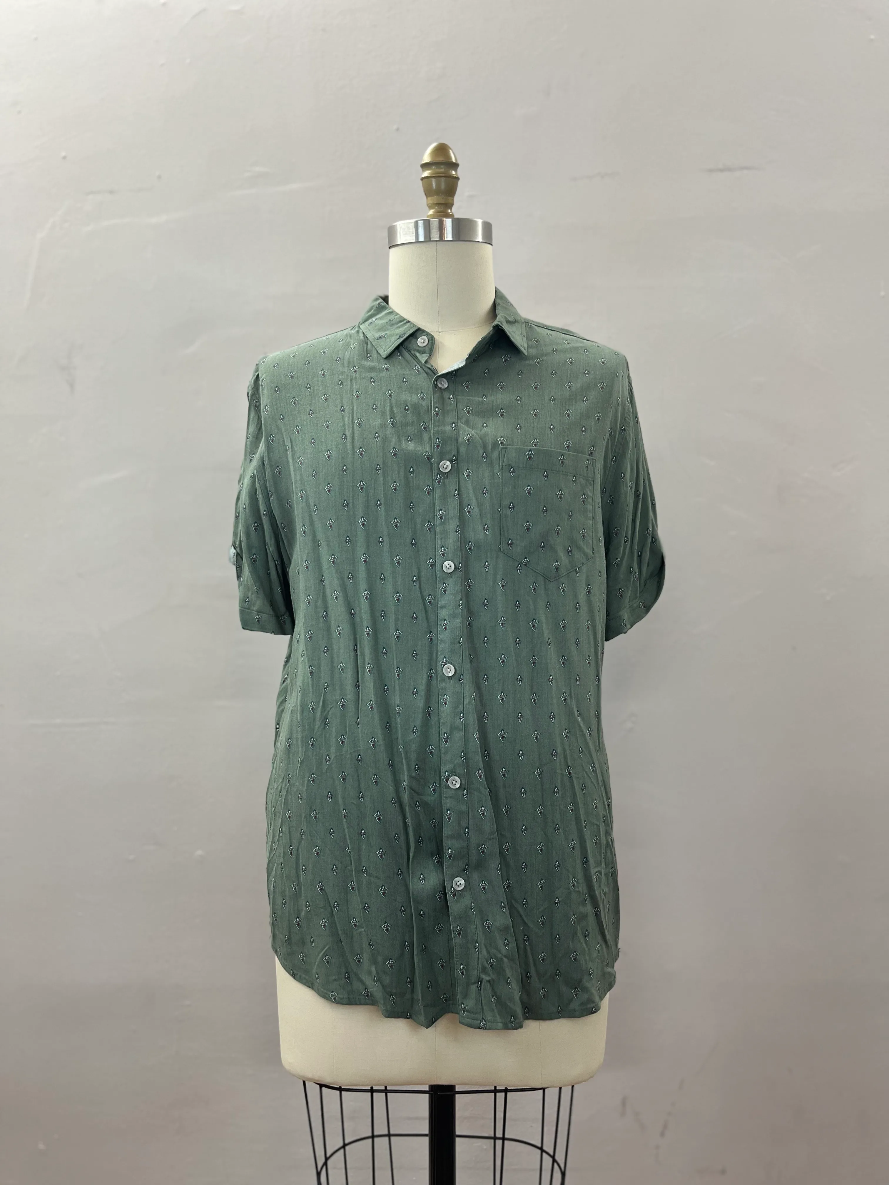7. MENS BUTTON DOWN SIZE L
