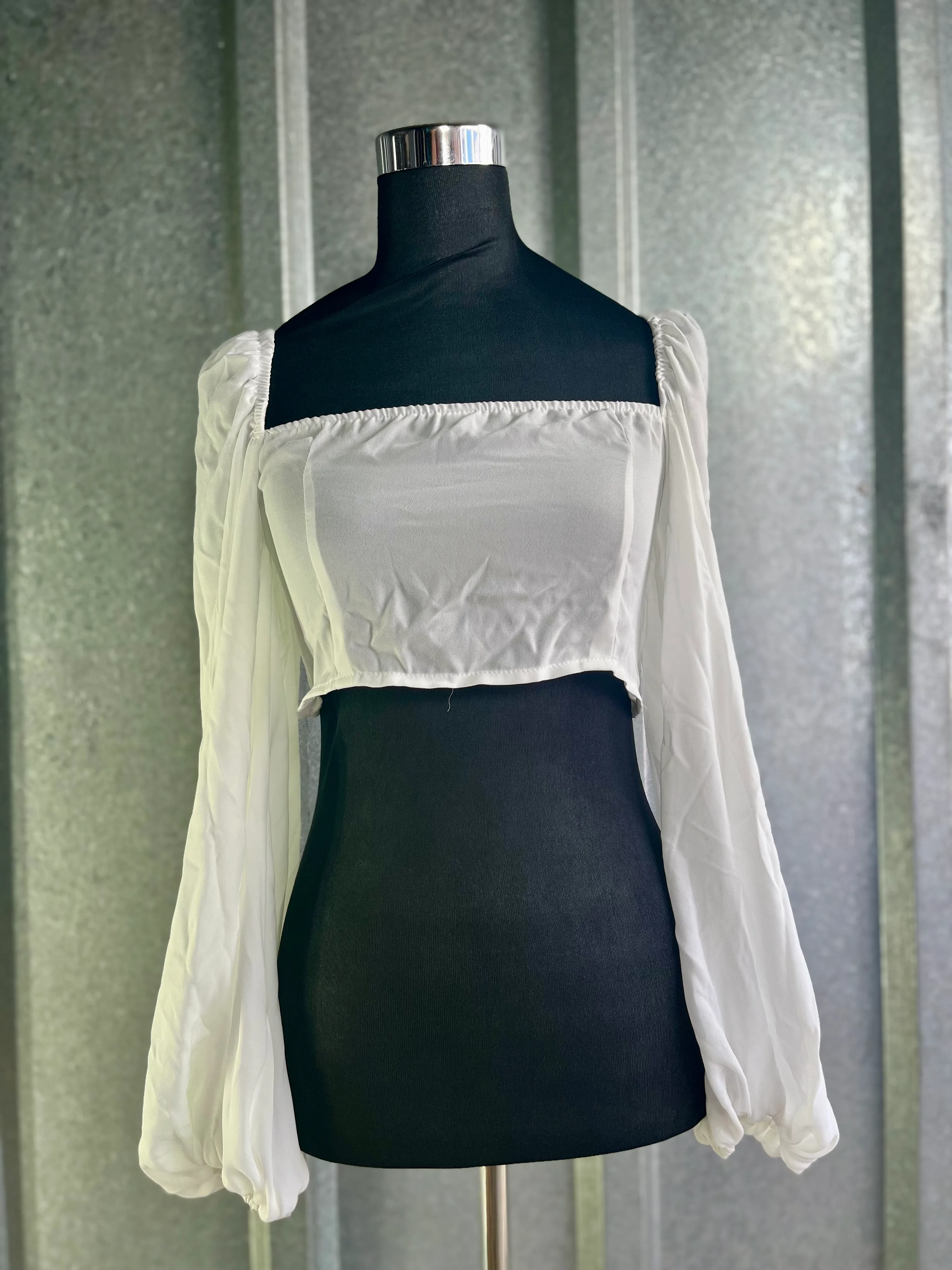 11. WOMENS WHITE TOP SIZE O/S