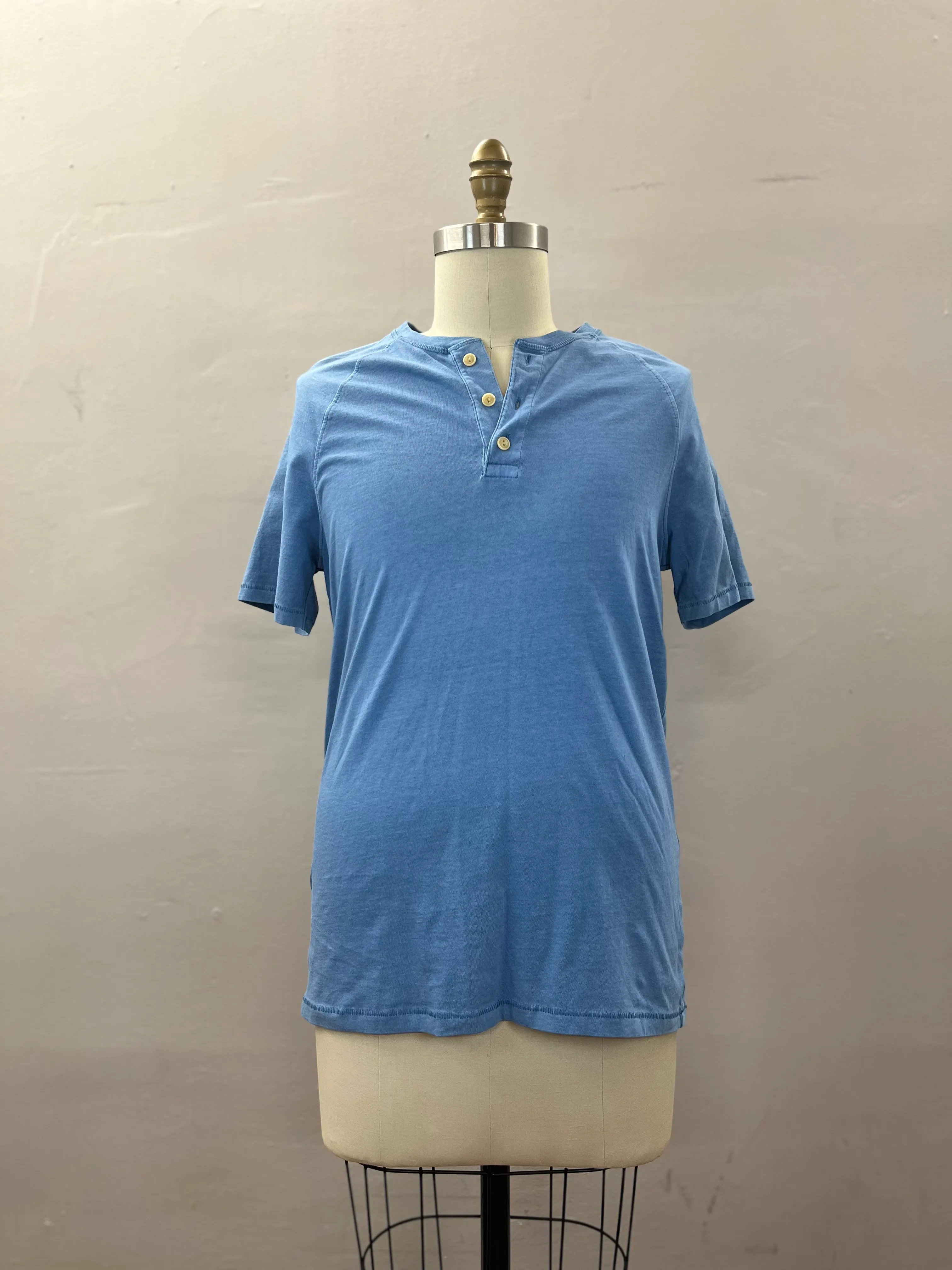 45. MENS TOP SIZE M