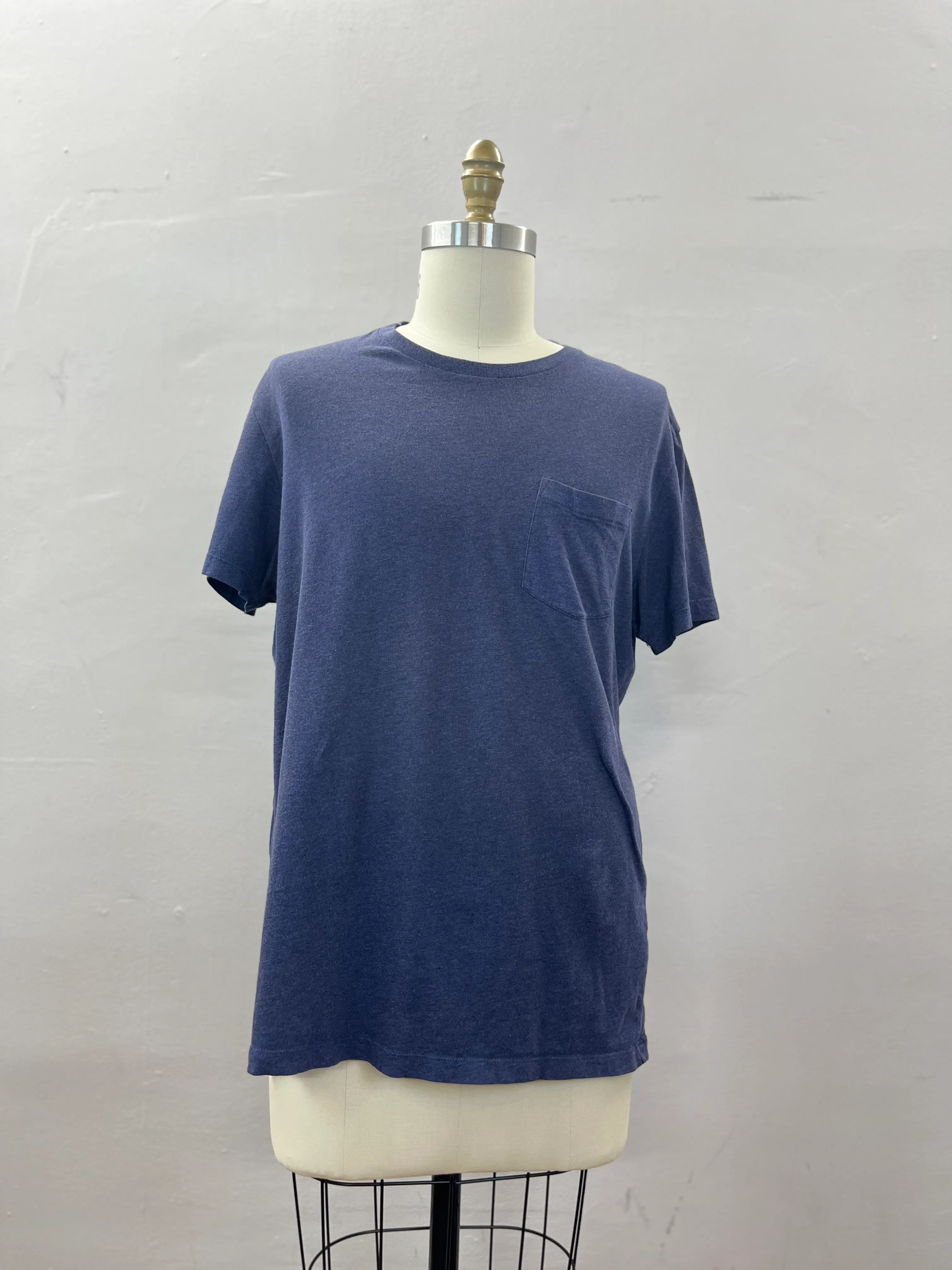 43. MENS TOP SIZE L