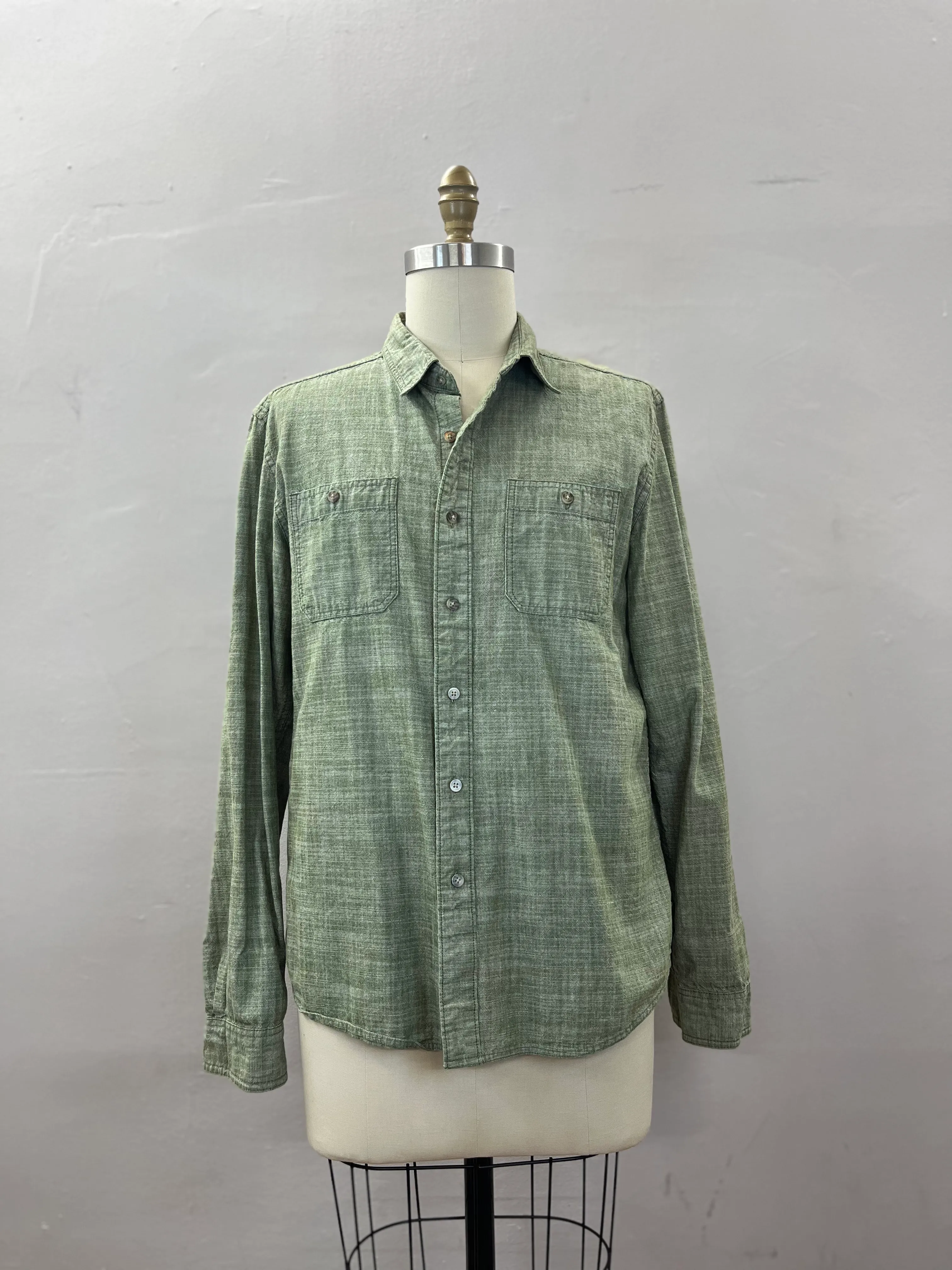 23. MENS BUTTON DOWN SIZE L