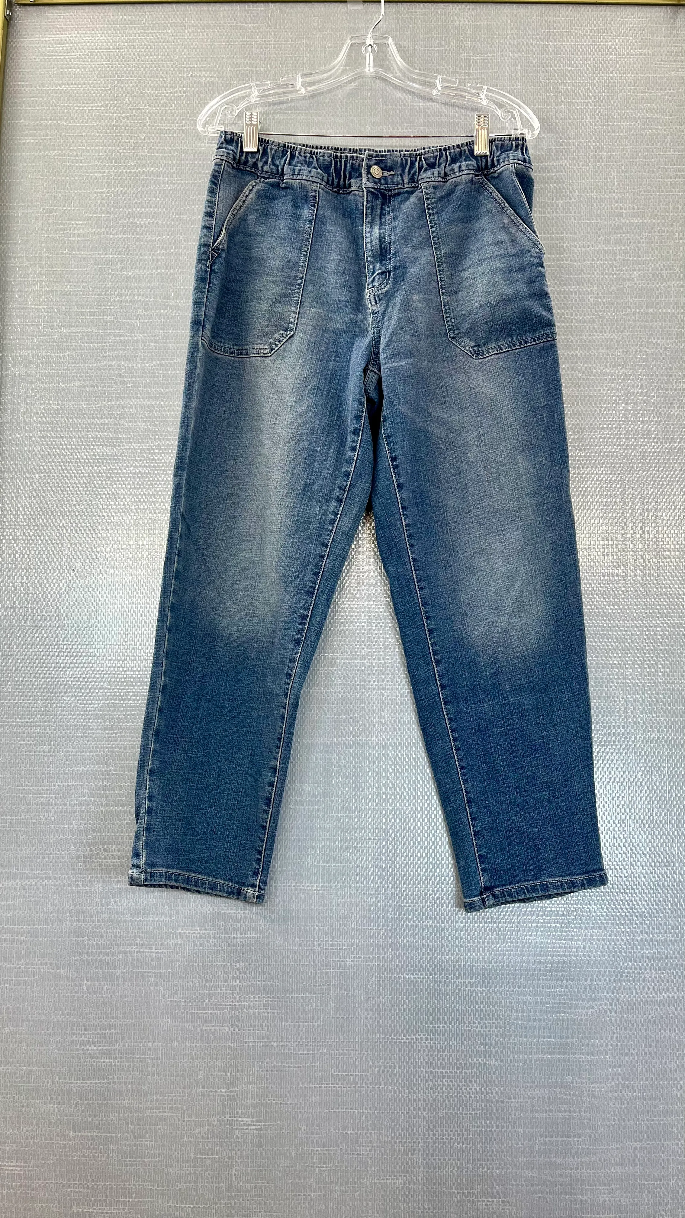 18. WOMENS JEANS SIZE 8