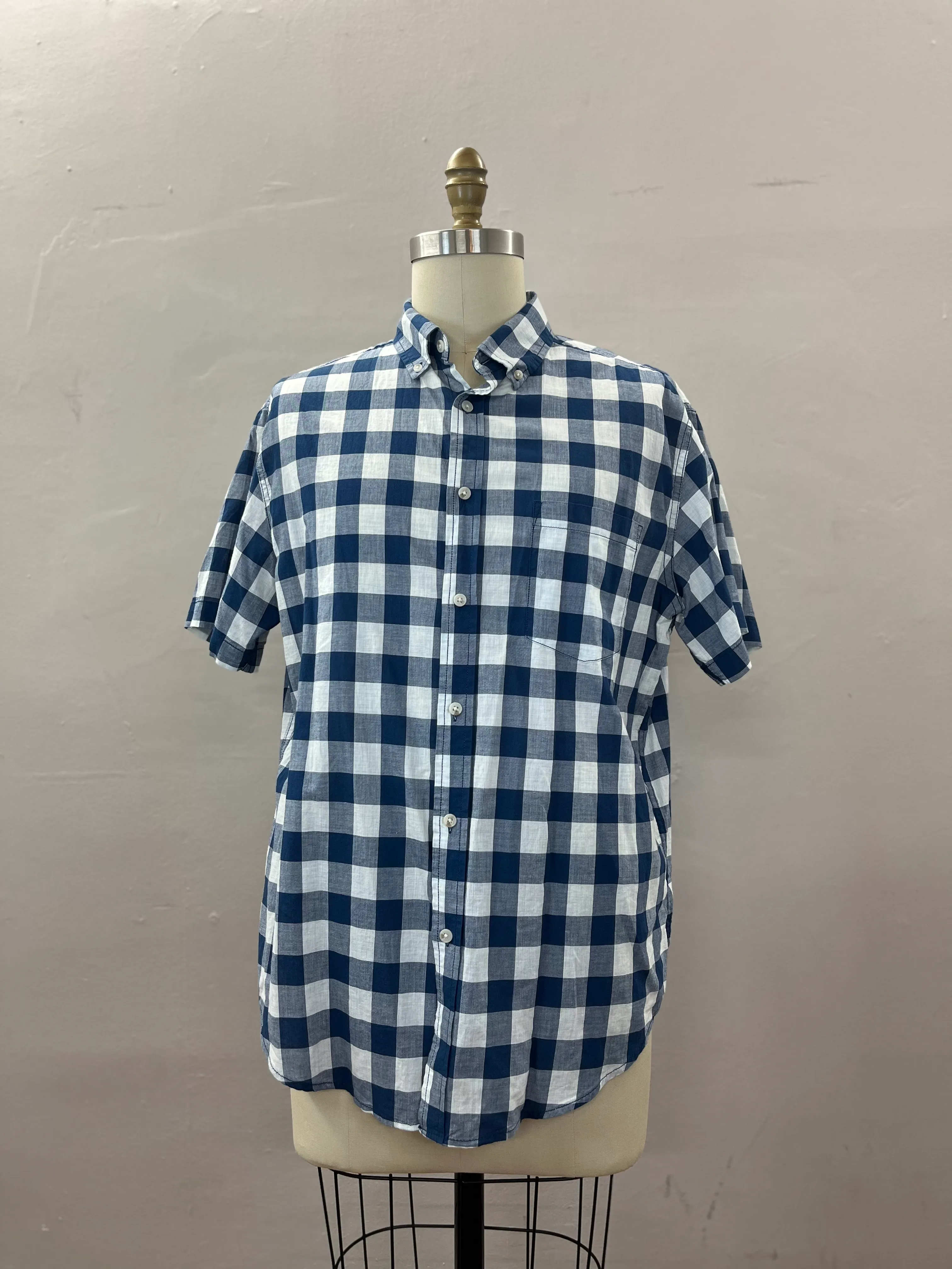 8. MENS BUTTON DOWN SIZE L