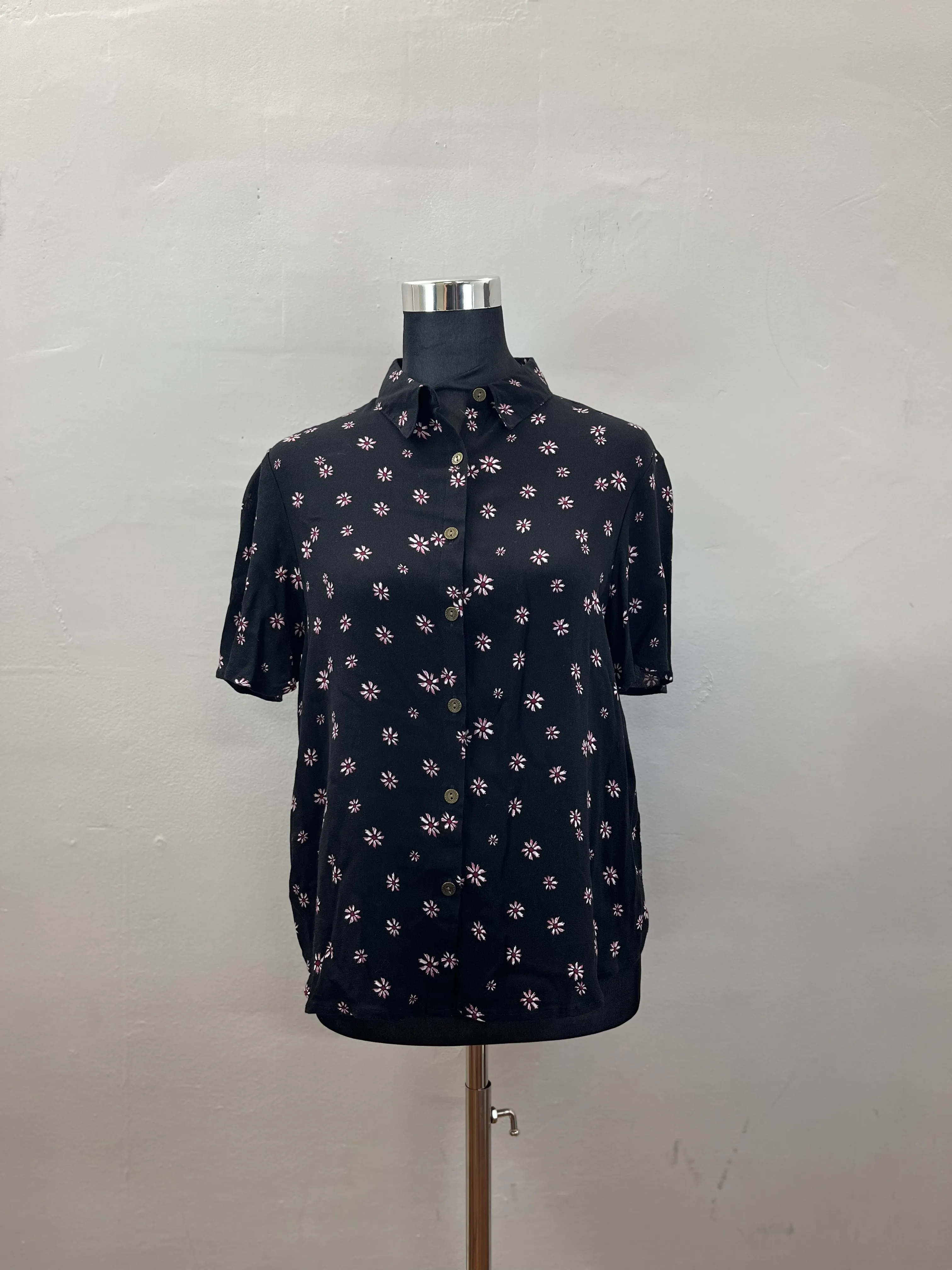 169. WOMENS TOP SIZE M