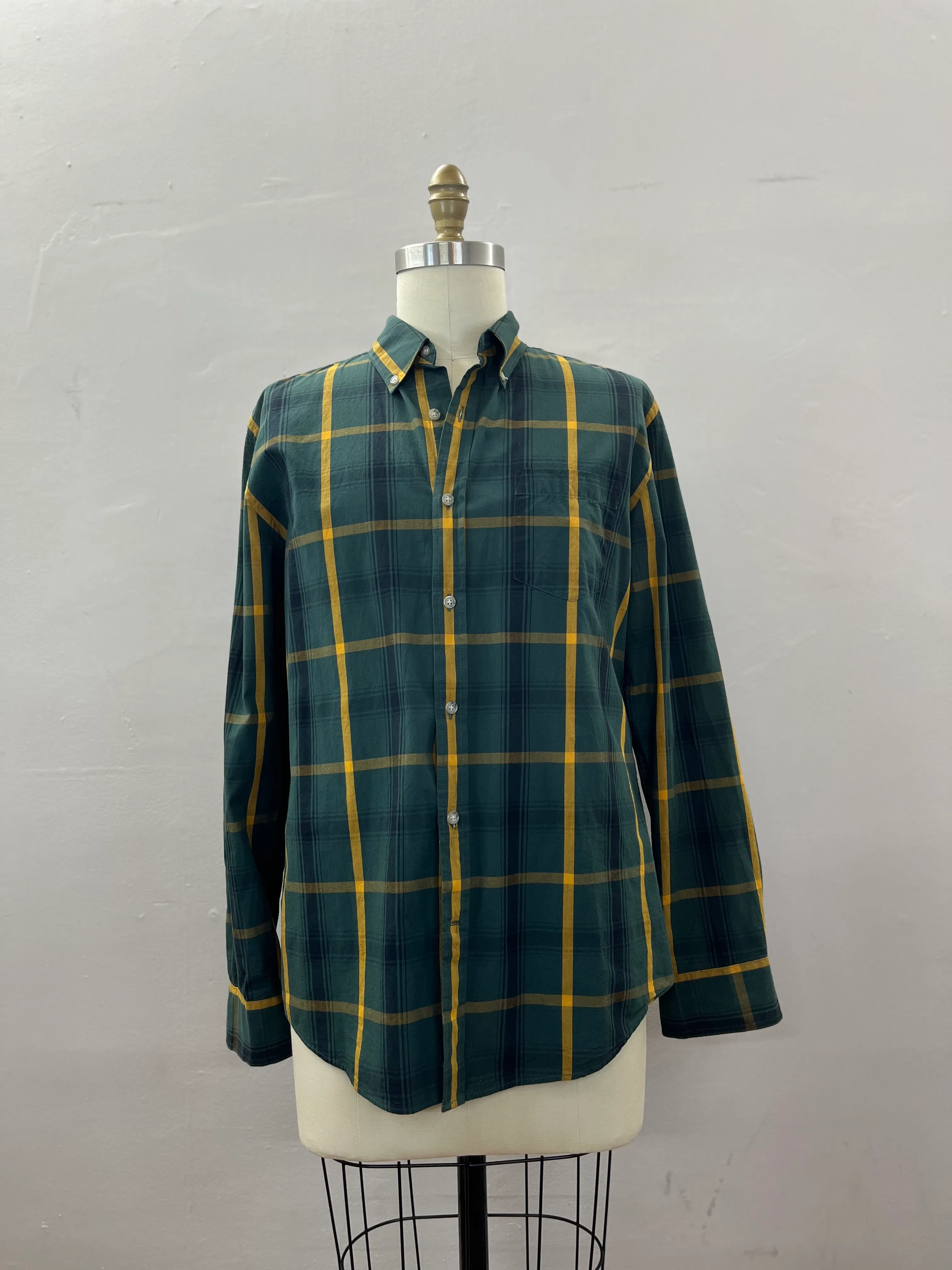 27. MENS BUTTON DOWN SIZE M