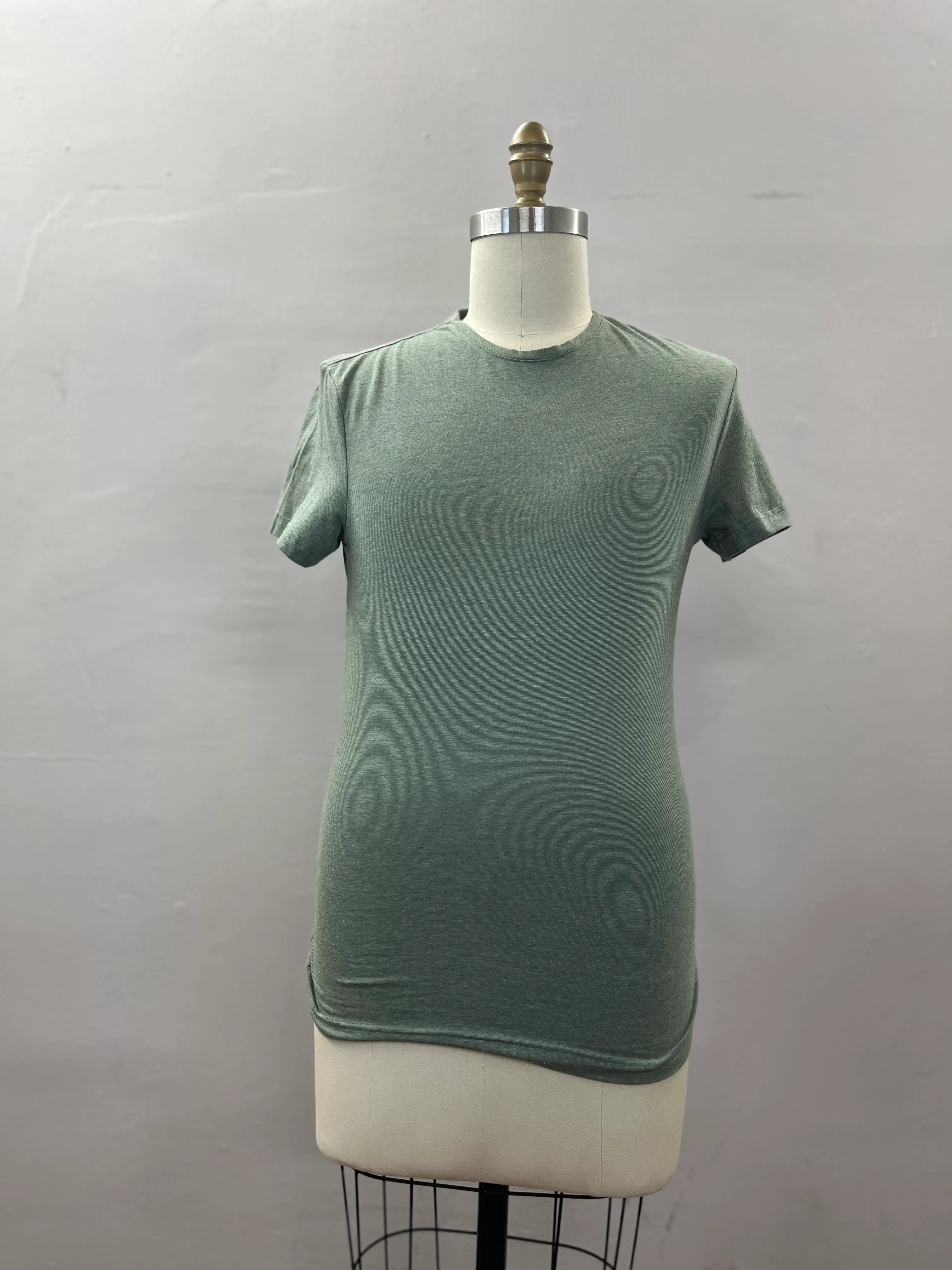 28. MENS TOP SIZE M