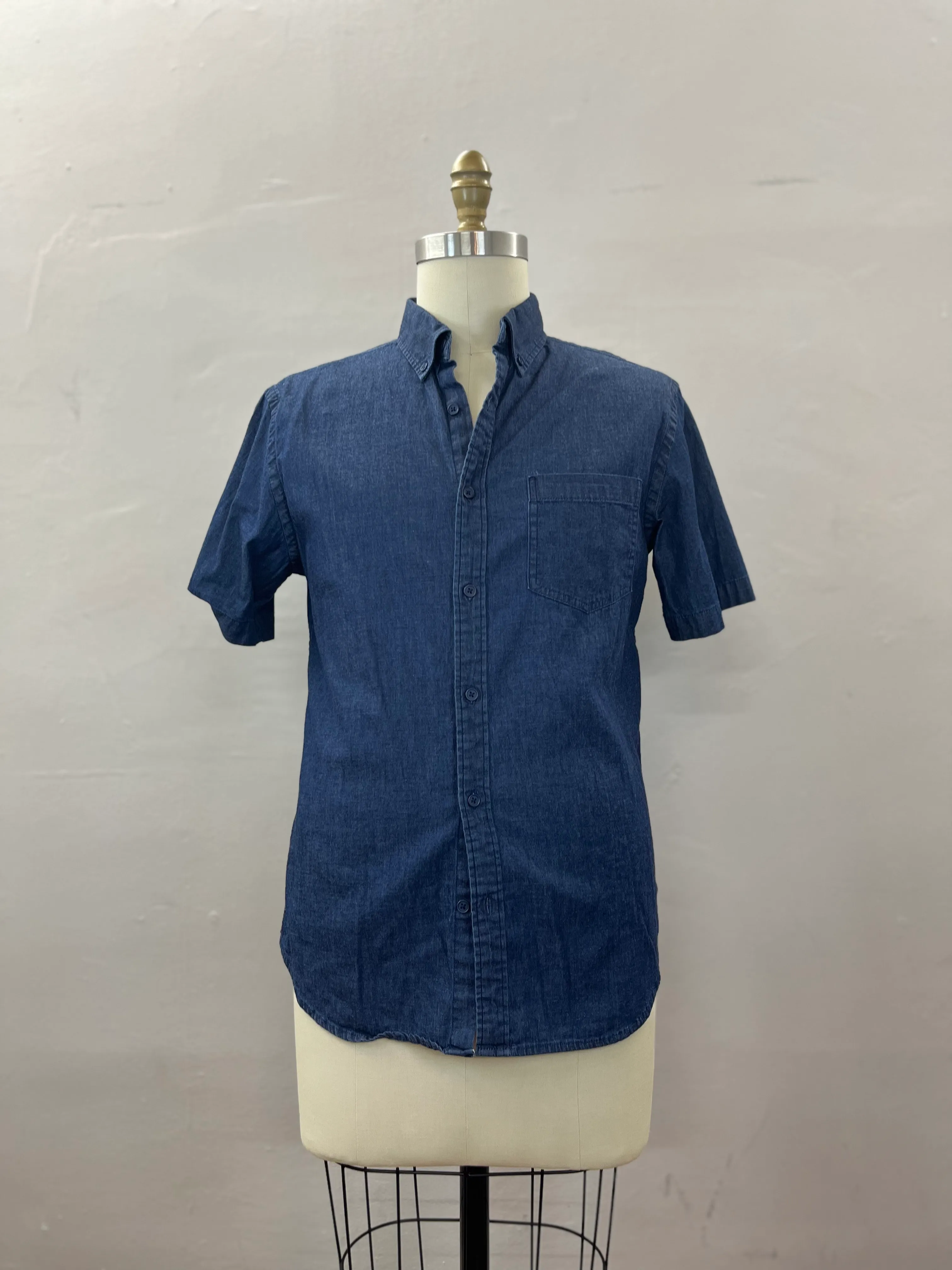 11. MENS BUTTON DOWN SIZE M
