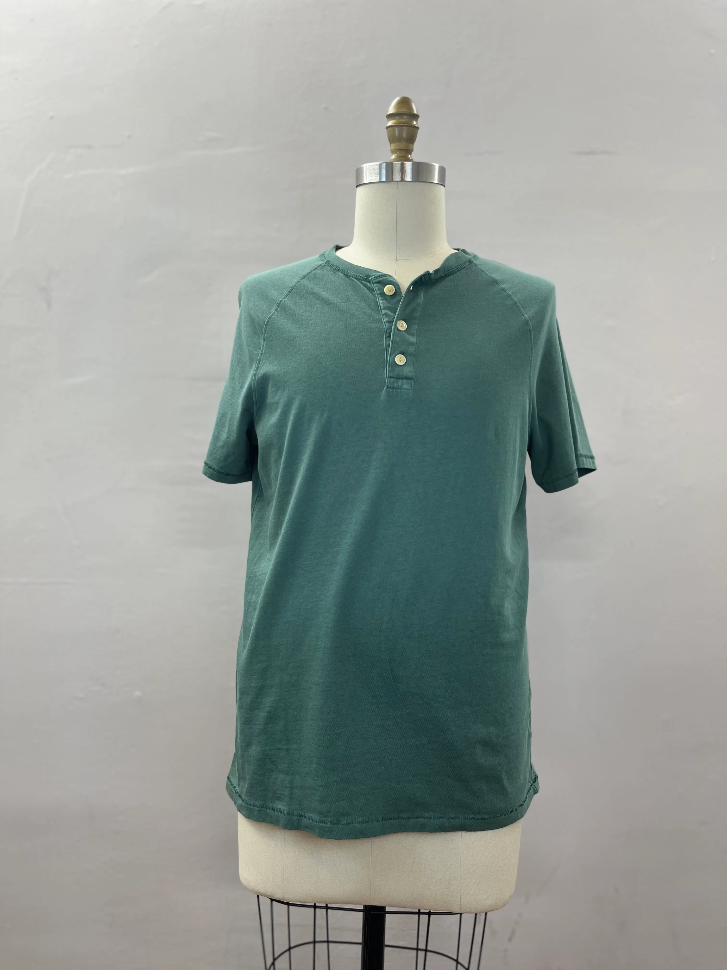 27. MENS TOP SIZE M
