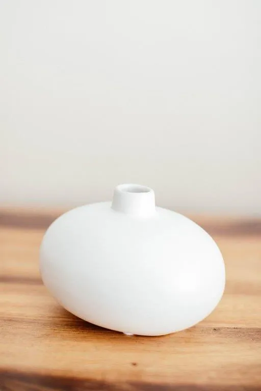 Wh006 White Oval Bottle Ceramic 15cm