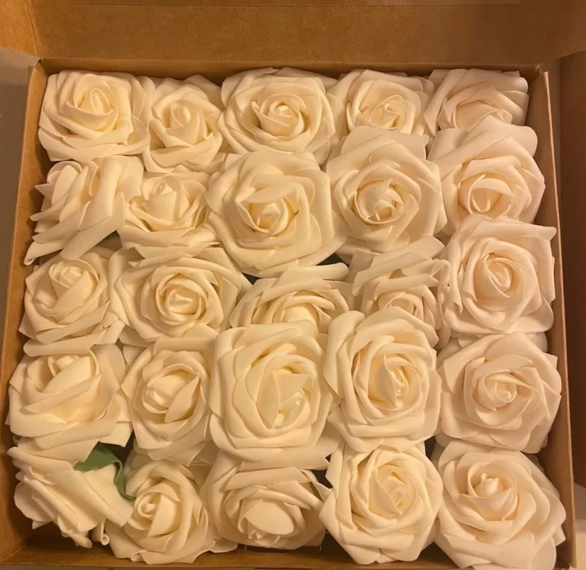 Ling’s Moments Box of  Loose Roses in Cream
