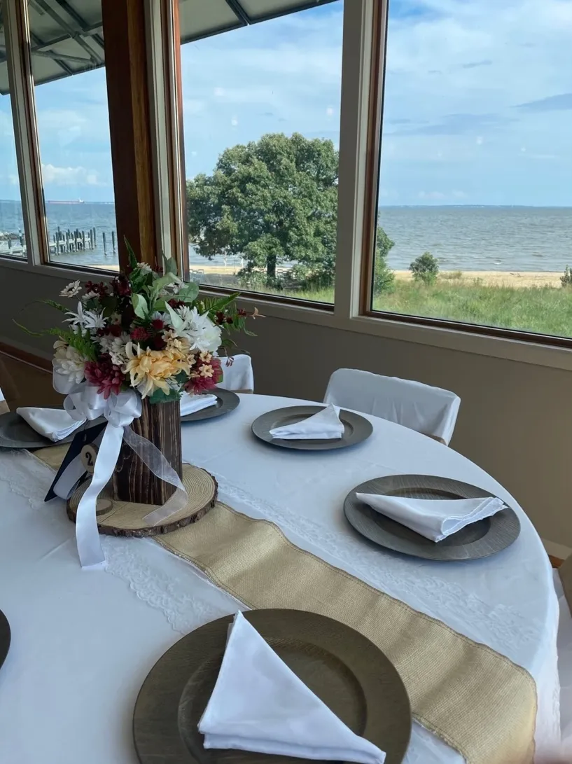 Light Burlap Table Runners (Lace Outside)