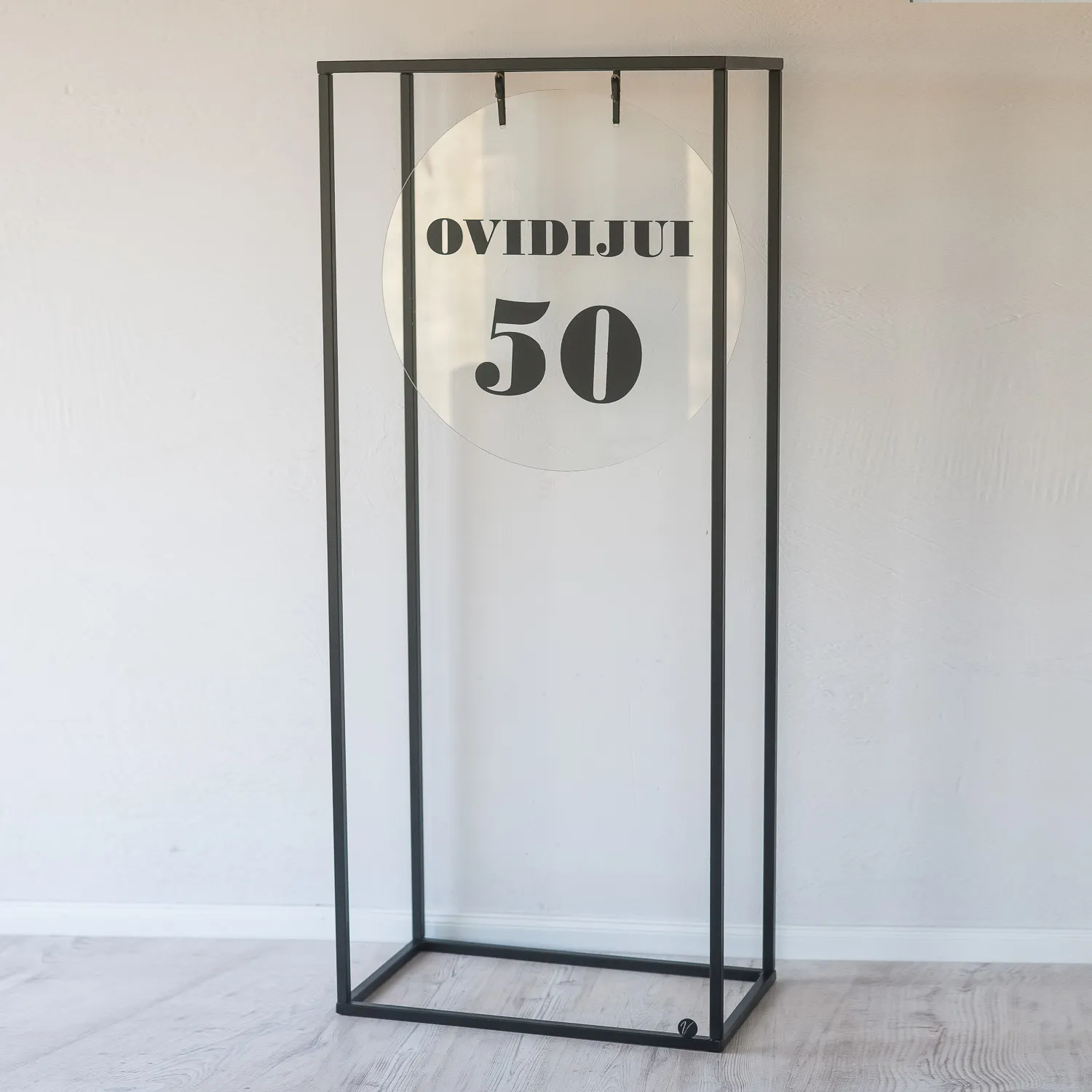 Easel E BLACK
