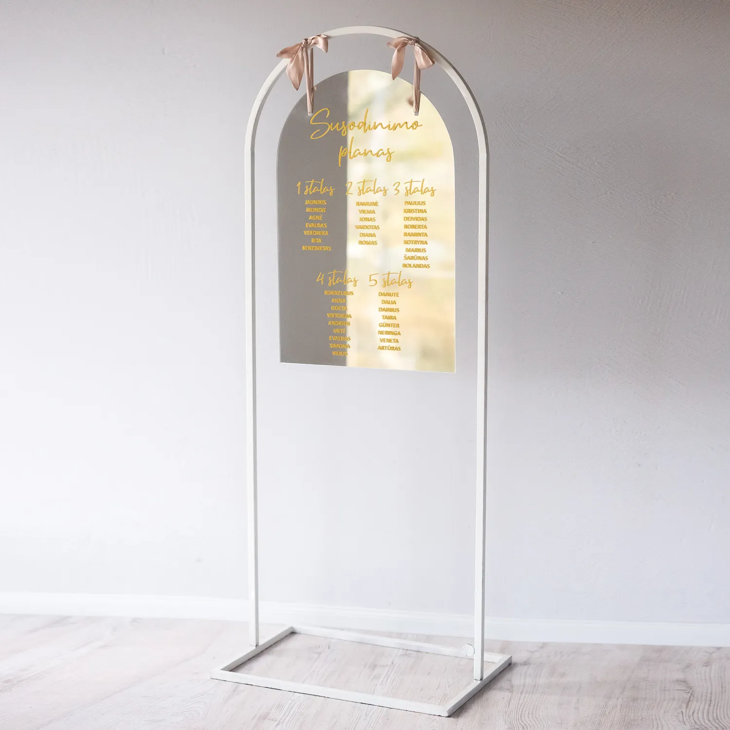 Easel D WHITE