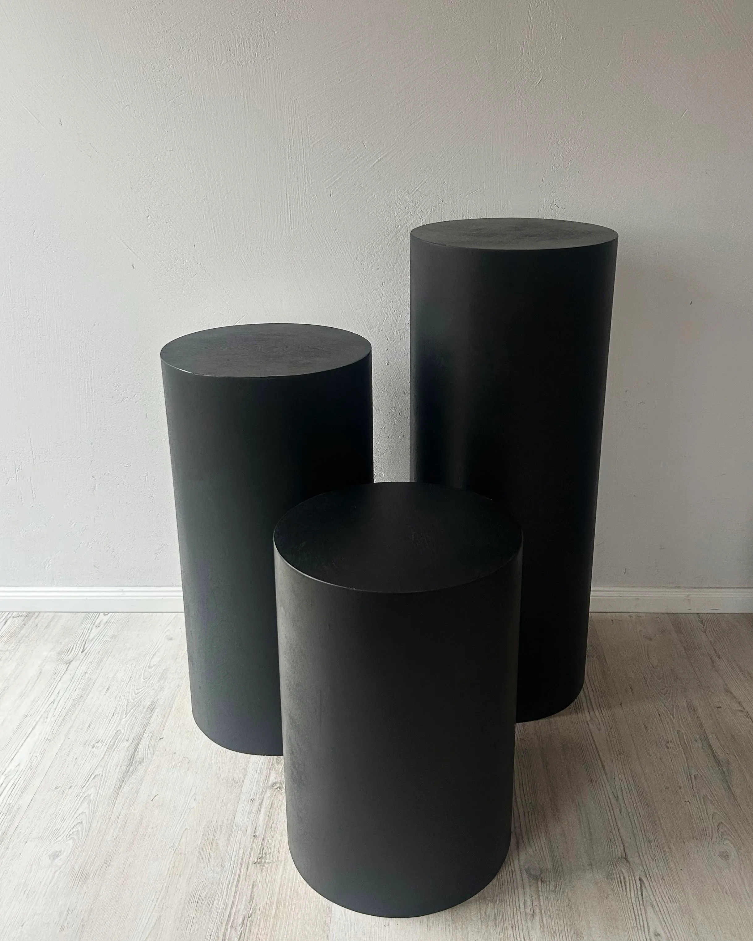 CYLINDER BLACK plinth 100 cm