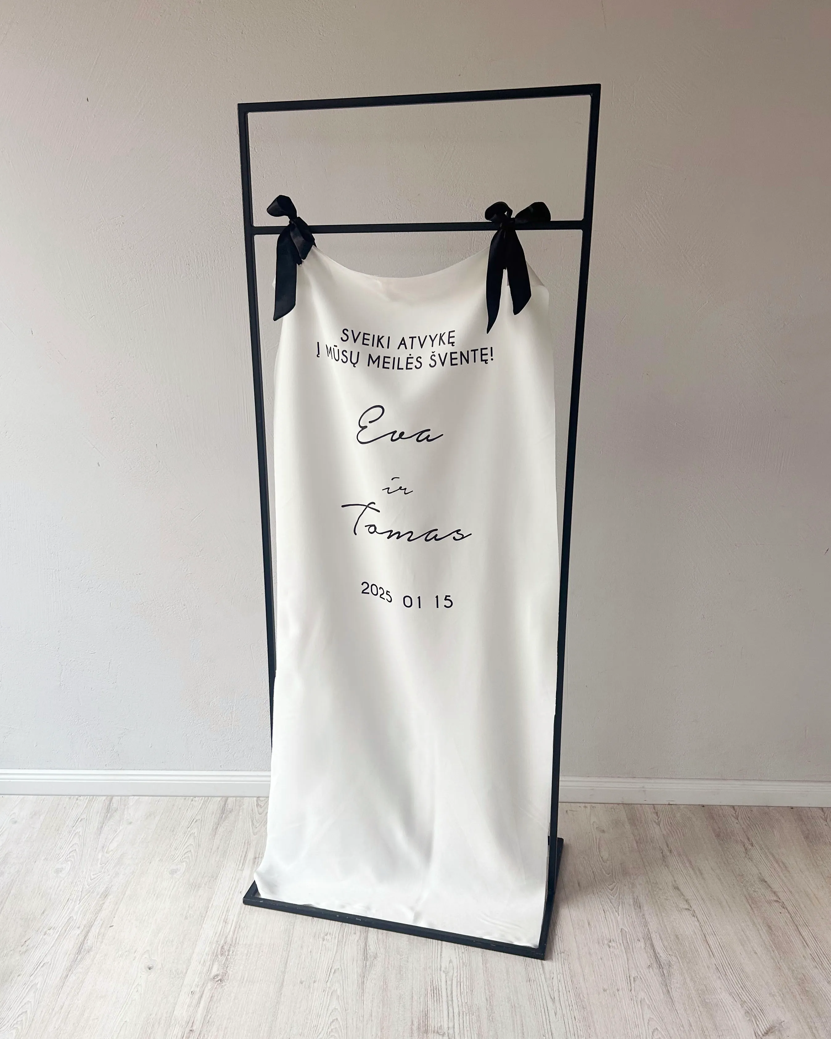 Easel C BLACK