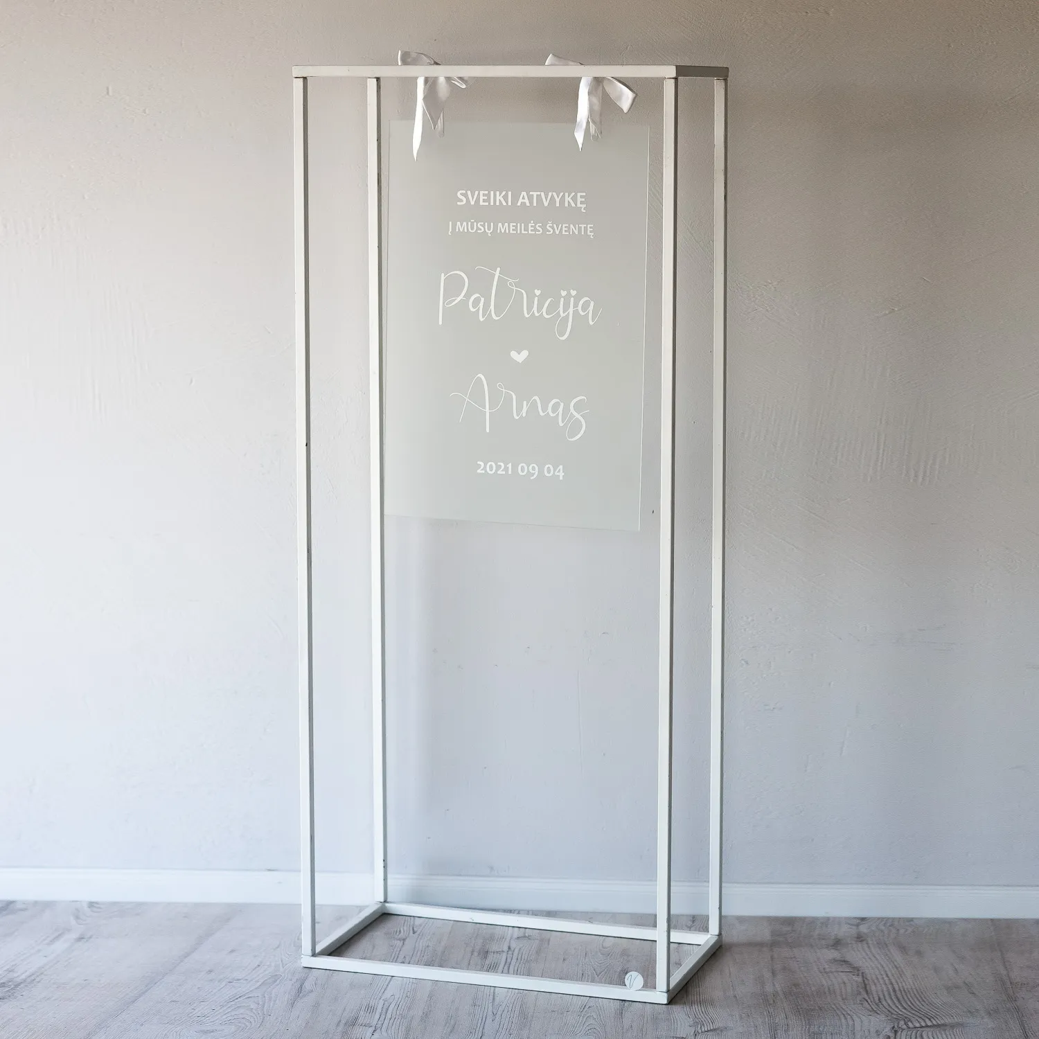 Easel E WHITE