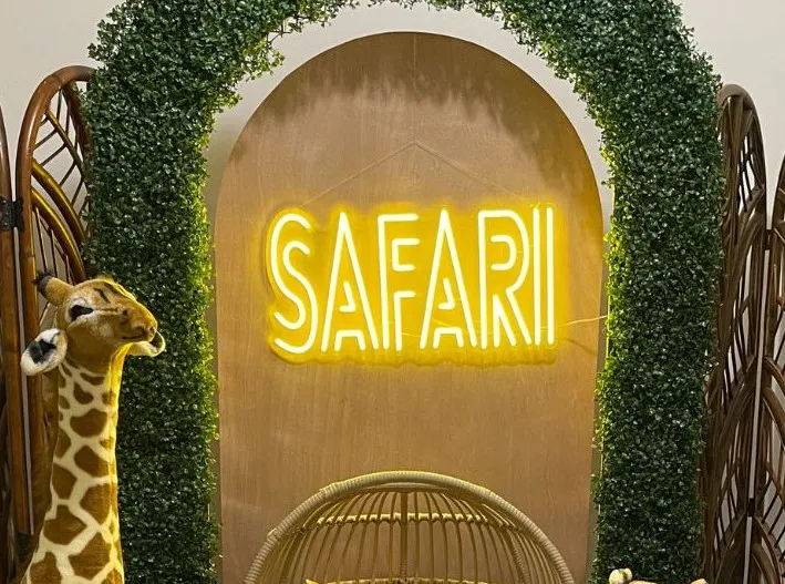 Neón sign "safari"