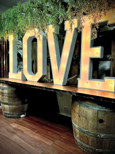 "LOVE" - 3FT 