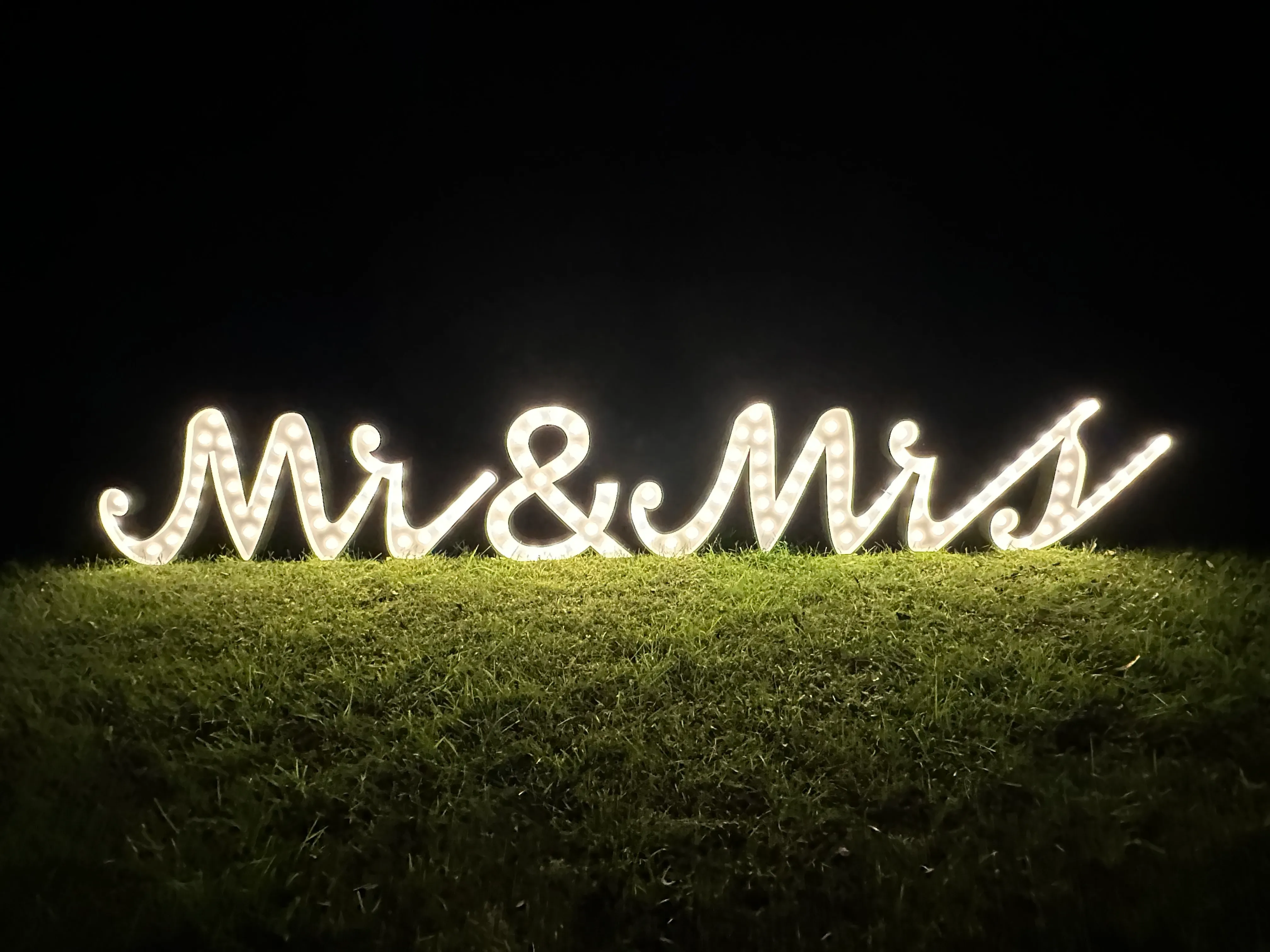 Mr&Mrs - 3' Premium Cursive Marquee