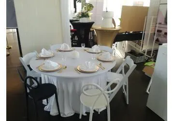 Dinnerpakket Gala Wedding  met ronde tafels 1m83 met witte gala hoezen  voor 32 Personen