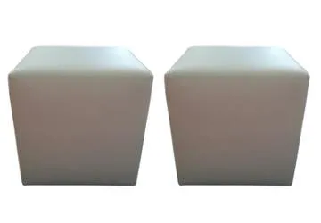 2x Eenpersoonspoef (40cm x 40cm x 40cm) huwelijksceremonie) outdoor