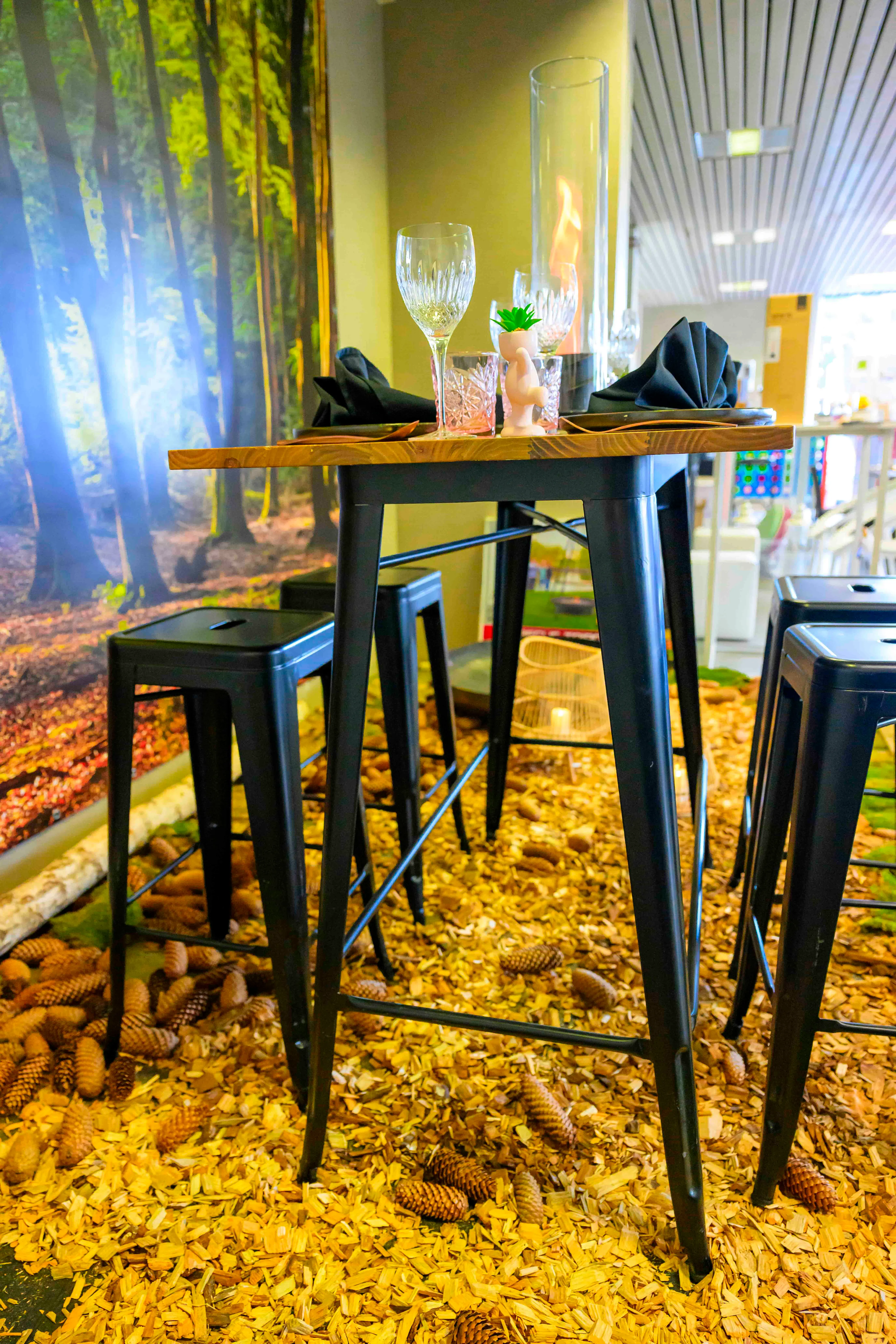Statafelpakket Woodstyle Maxi receptietafels met onderstel in gepoederlakt staal + topbladen in iepenhout en zwarte barkrukken industriële look 