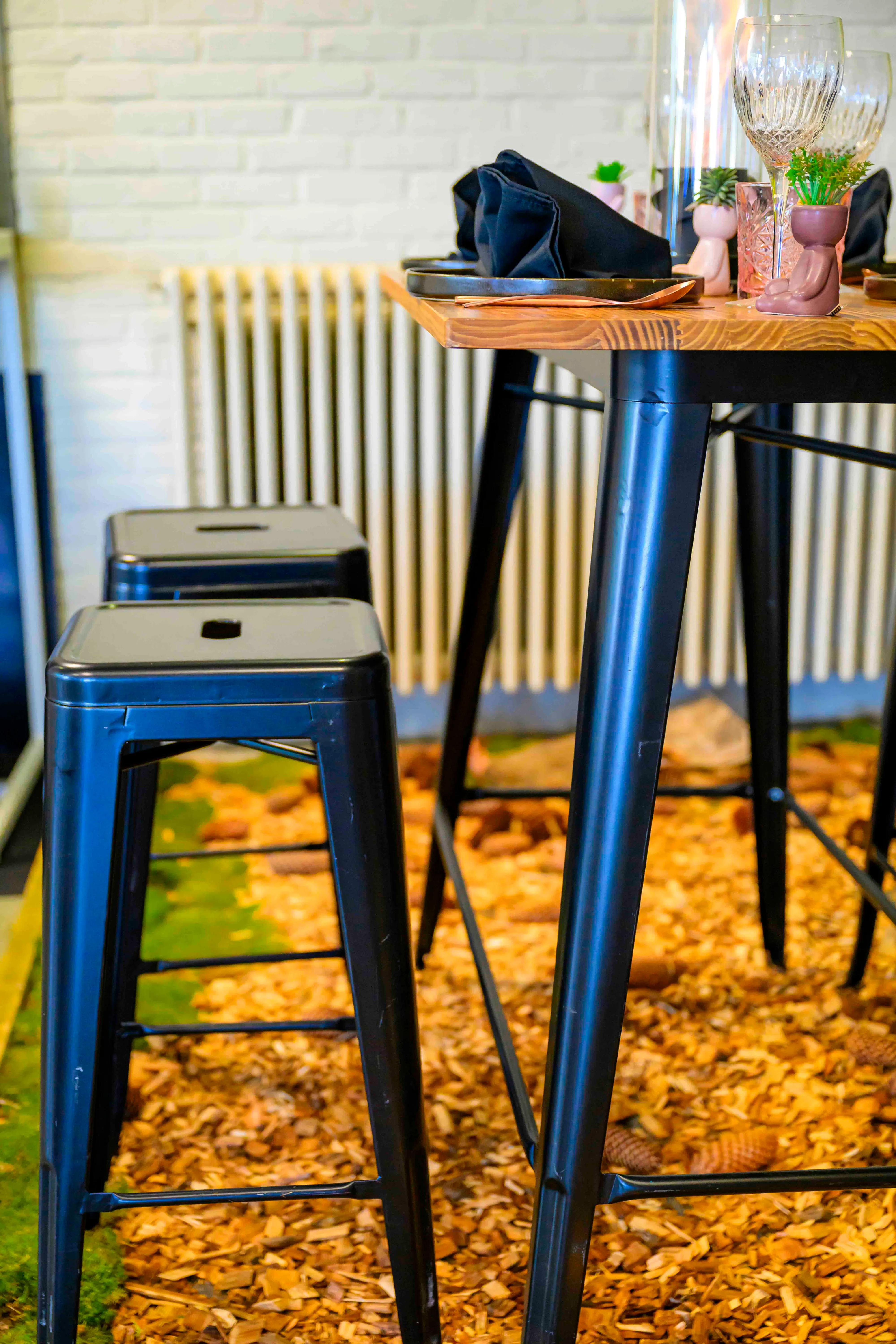 Woodstyle Mini statafels met onderstel in gepoederlakt staal + topbladen in iepenhout en zwarte barkrukken industriële look