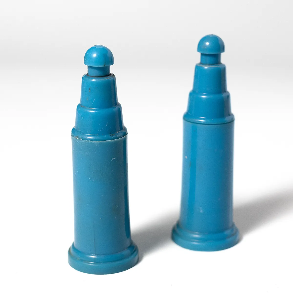 VINTAGE ART DECO BLUE PLASTIC SKYSCRAPER PUSH BUTTON SALT & PEPPER