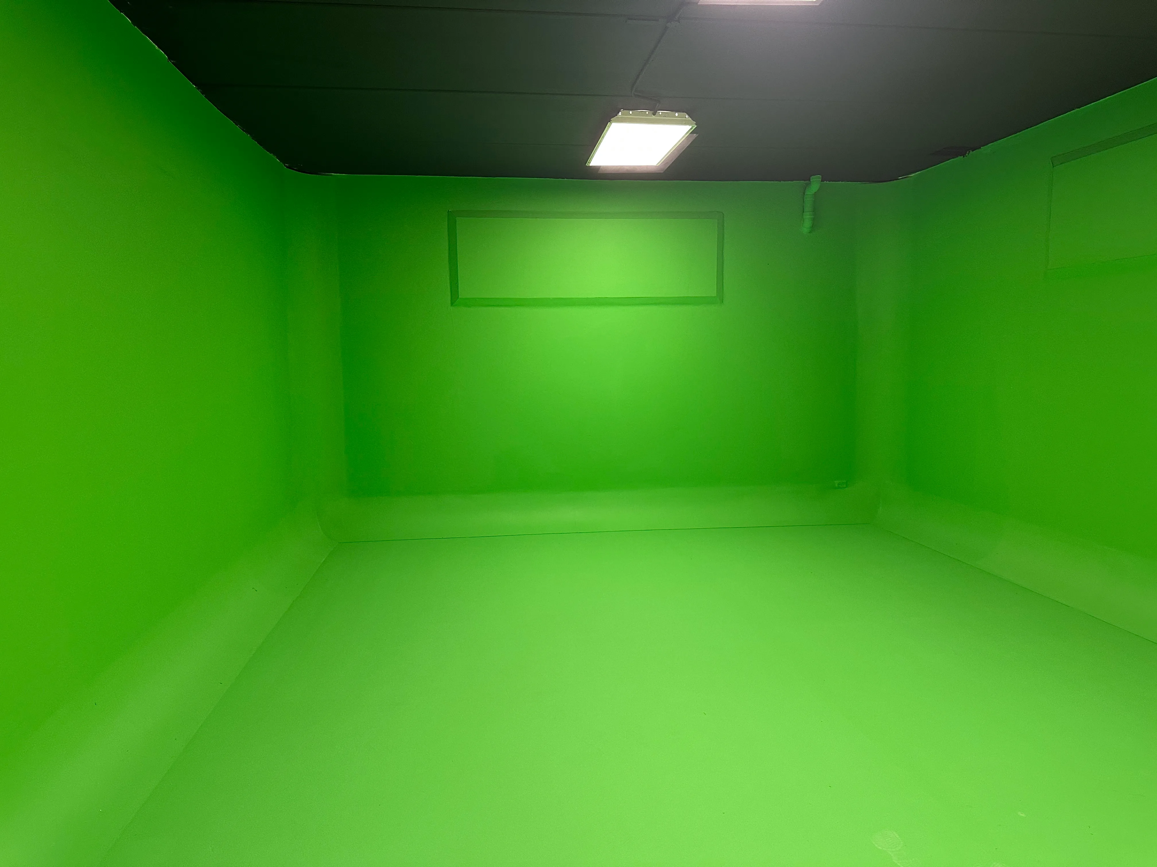 STUDIO B (350 Sq Ft Green Cyclorama)