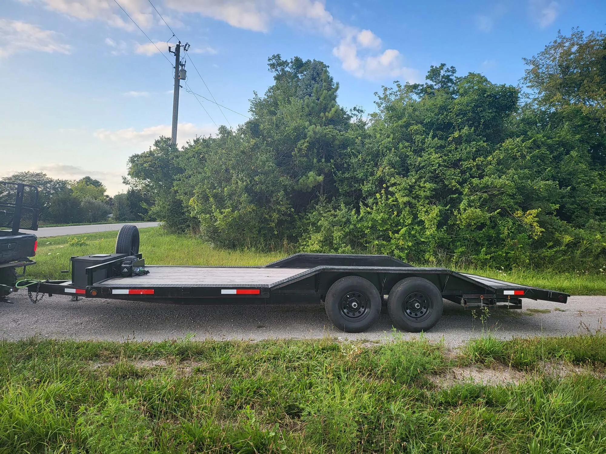 8.5' x 20' Flatbed Car Hauler With Winch & Drive Over Fenders